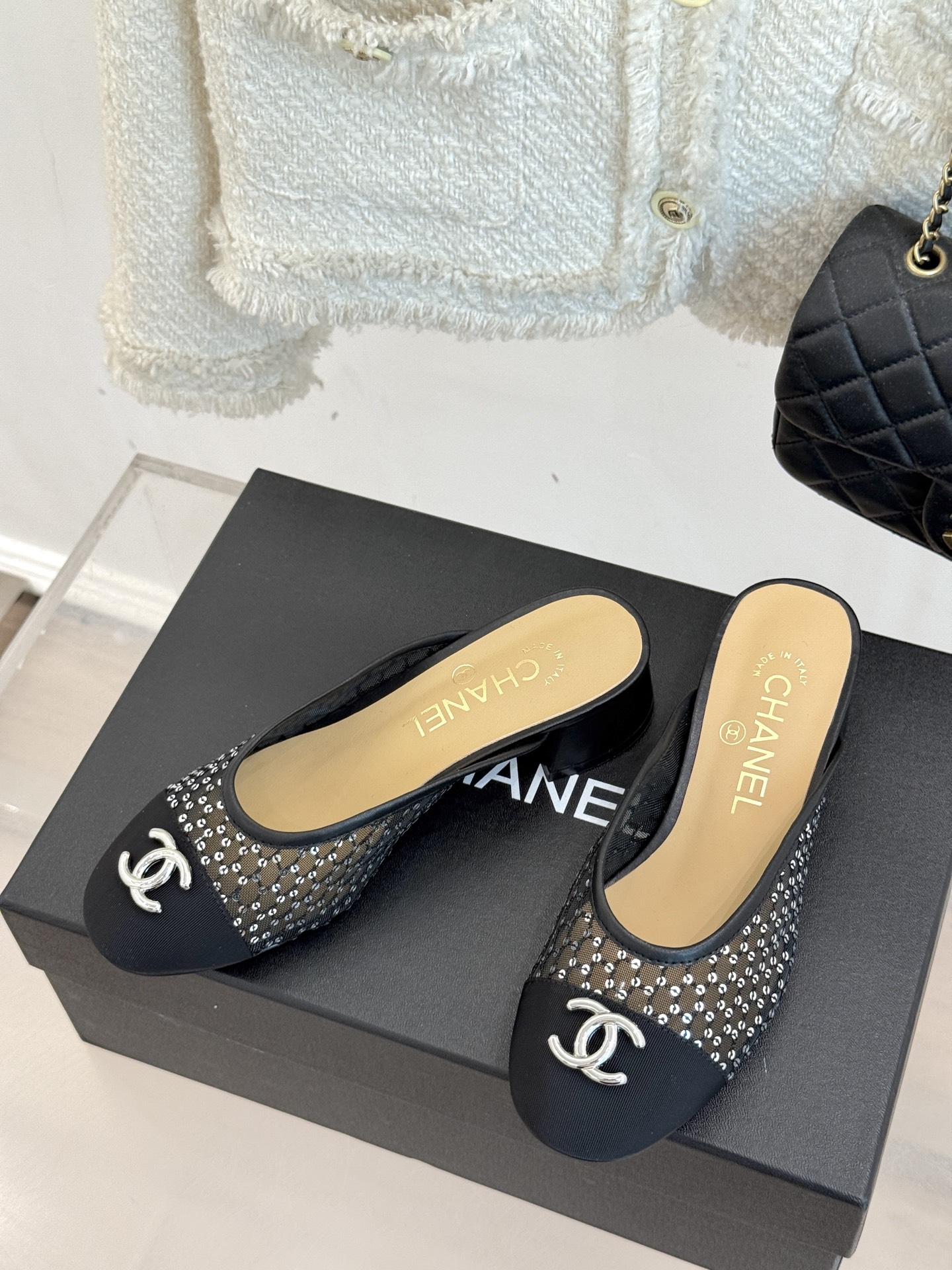 
CHANE*｜小香经典春夏新品
网纱水钻双C粗跟半拖拖鞋
这一季的春款真的太爱了！
网面若隐若现 性感