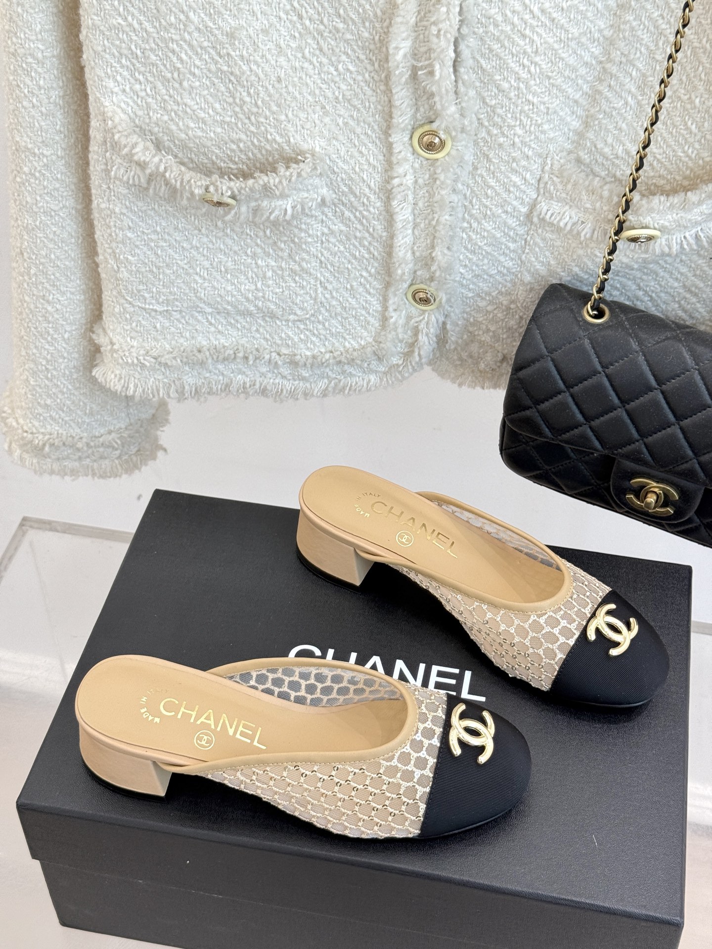 
CHANE*｜小香经典春夏新品
网纱水钻双C粗跟半拖拖鞋
这一季的春款真的太爱了！
网面若隐若现 性感