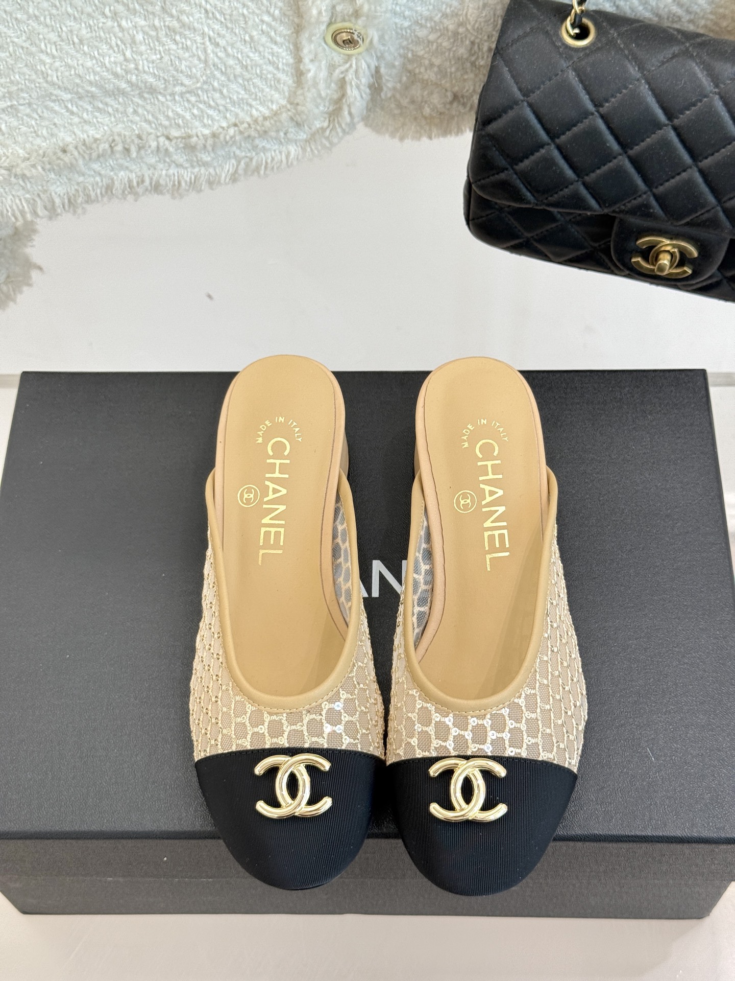 
CHANE*｜小香经典春夏新品
网纱水钻双C粗跟半拖拖鞋
这一季的春款真的太爱了！
网面若隐若现 性感