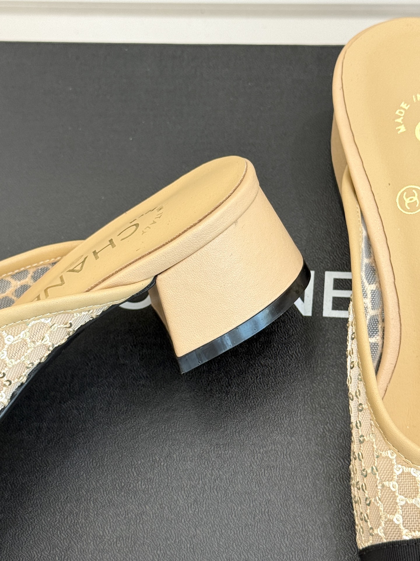 
CHANE*｜小香经典春夏新品
网纱水钻双C粗跟半拖拖鞋
这一季的春款真的太爱了！
网面若隐若现 性感