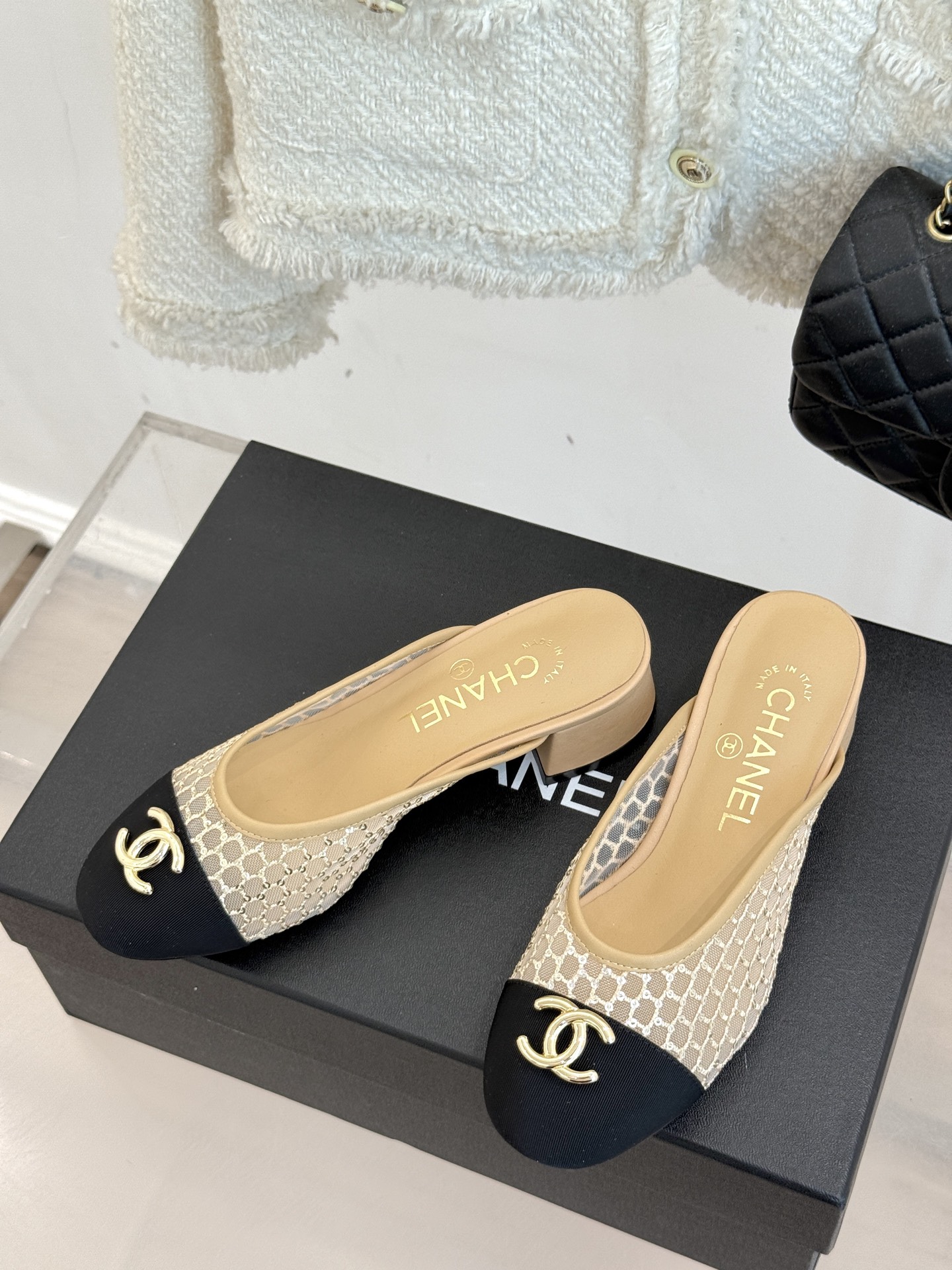 
CHANE*｜小香经典春夏新品
网纱水钻双C粗跟半拖拖鞋
这一季的春款真的太爱了！
网面若隐若现 性感