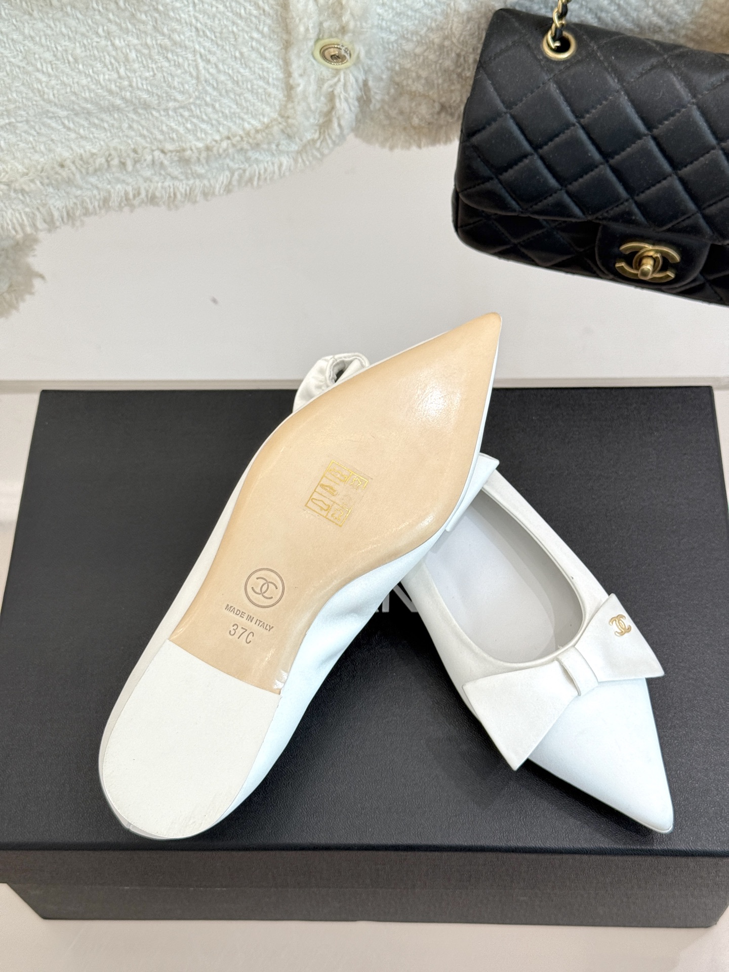 
CHANE* ｜小香25A新品尖头
蝴蝶结芭蕾舞鞋
此款芭蕾舞鞋宛如一颗璀璨的星辰
散发着独属于香奈儿