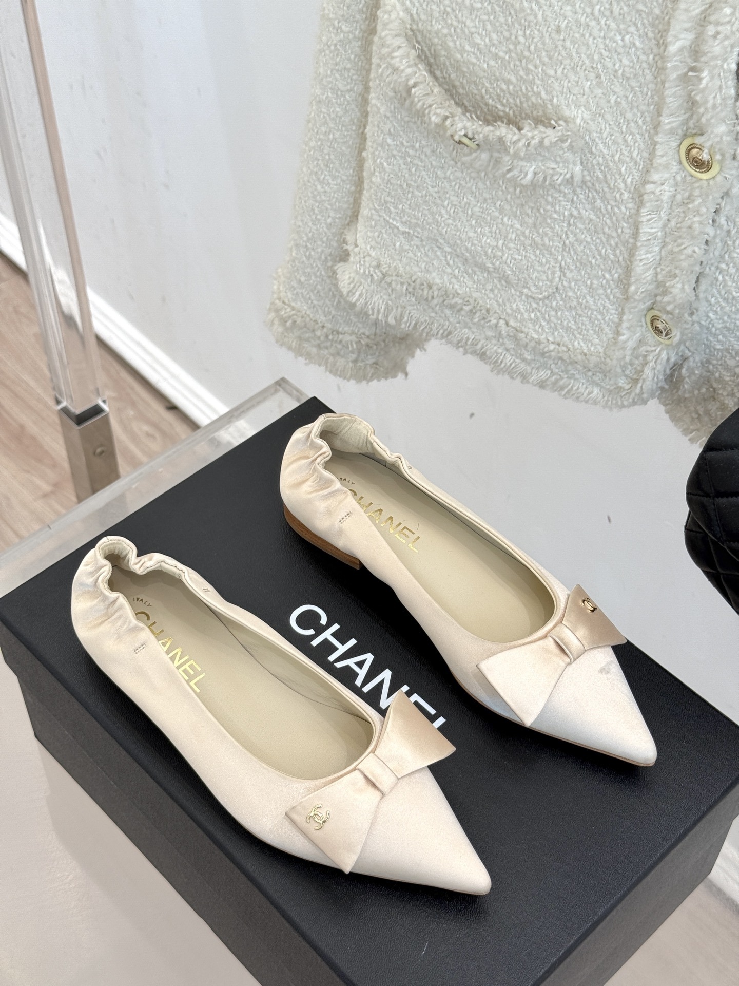 CHANE* |小香25A新品尖头
蝴蝶结芭蕾舞鞋
此款芭蕾舞鞋宛如一颗璀璨的星辰
散发着独属于香奈儿