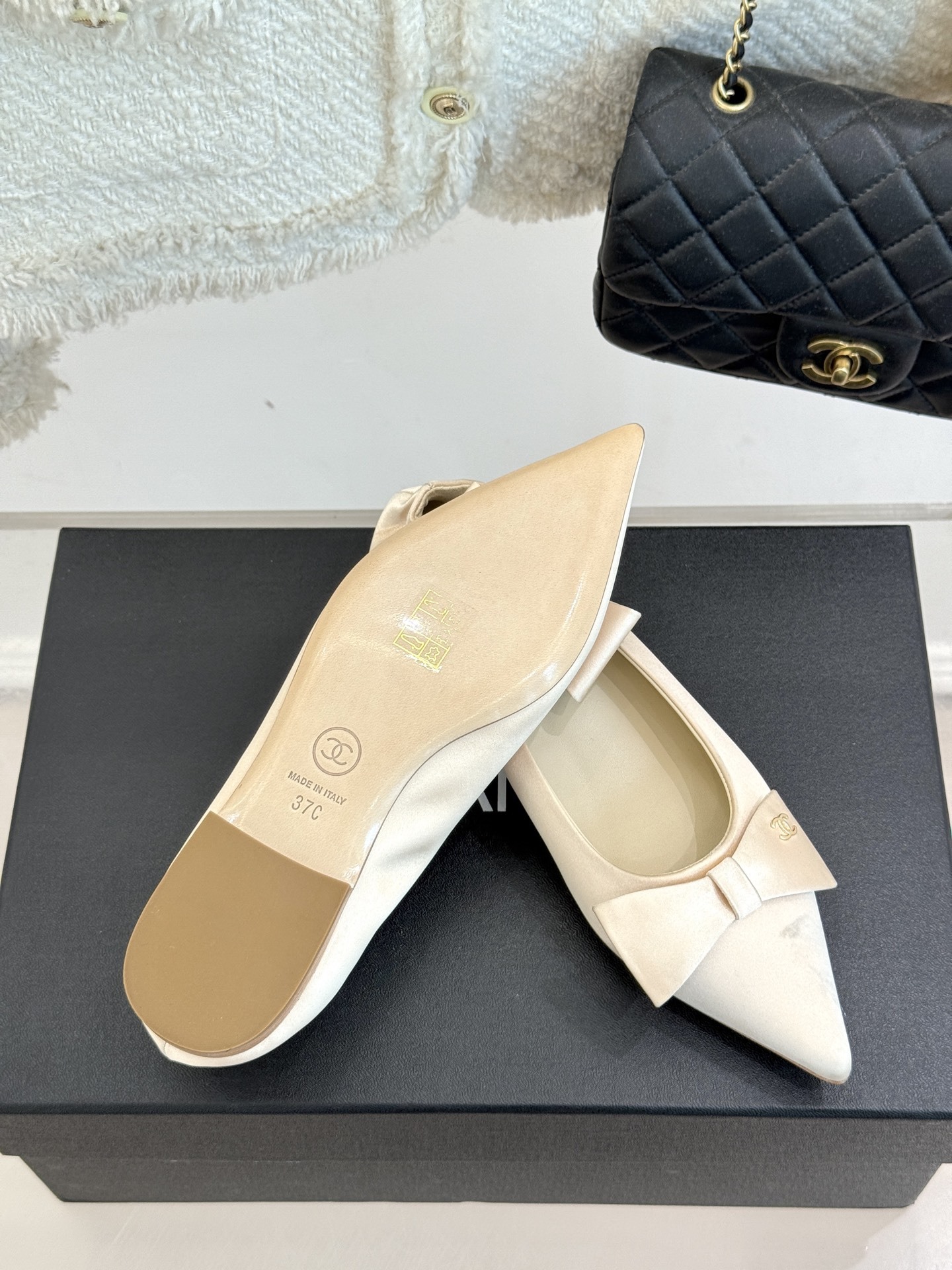 CHANE* |小香25A新品尖头
蝴蝶结芭蕾舞鞋
此款芭蕾舞鞋宛如一颗璀璨的星辰
散发着独属于香奈儿
