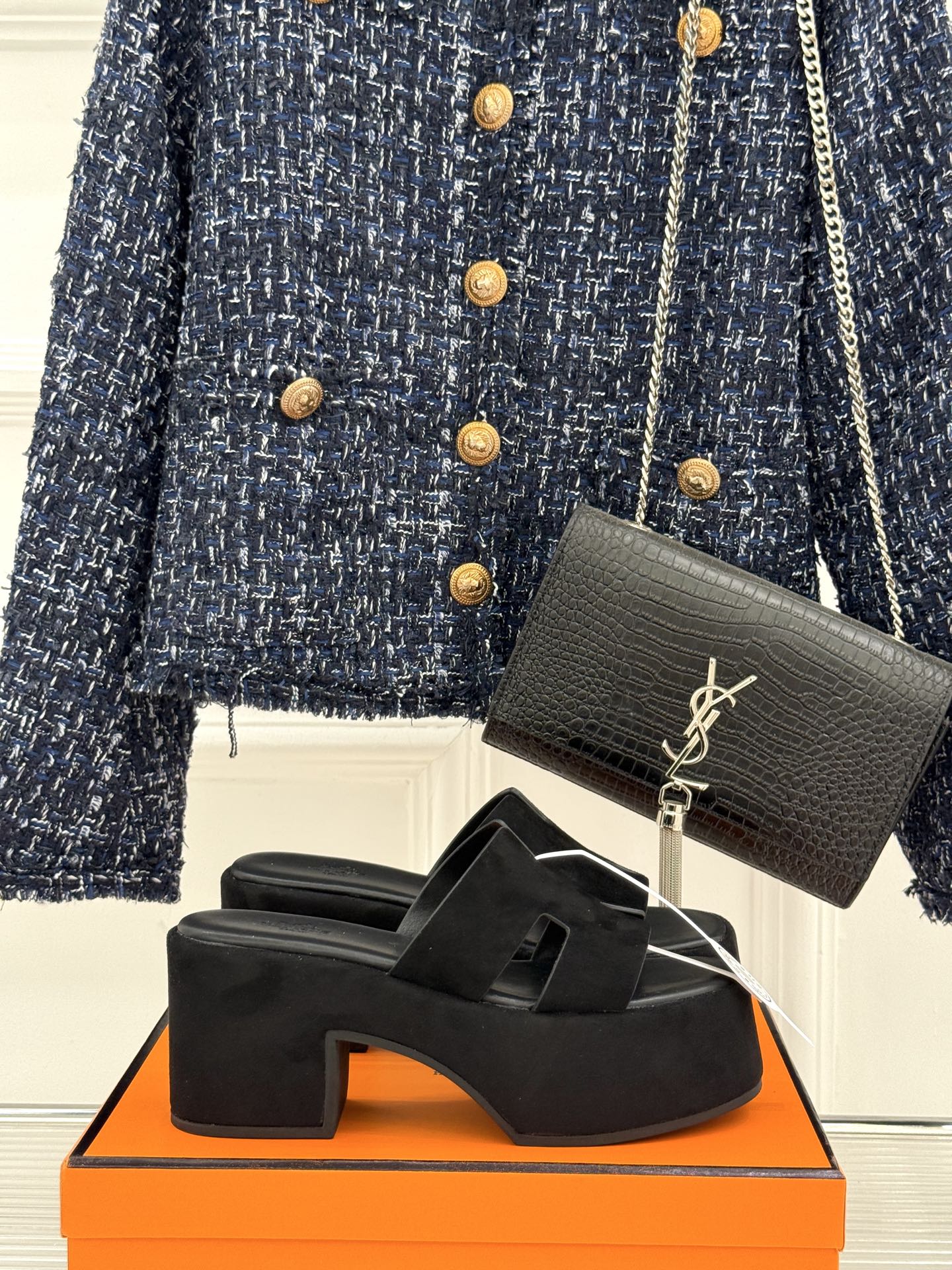 
Hermès/爱马仕经典H厚底拖鞋
依旧是永恒经典的H造型 
极约复古的设计 浓厚的异域风情
厚底在拉