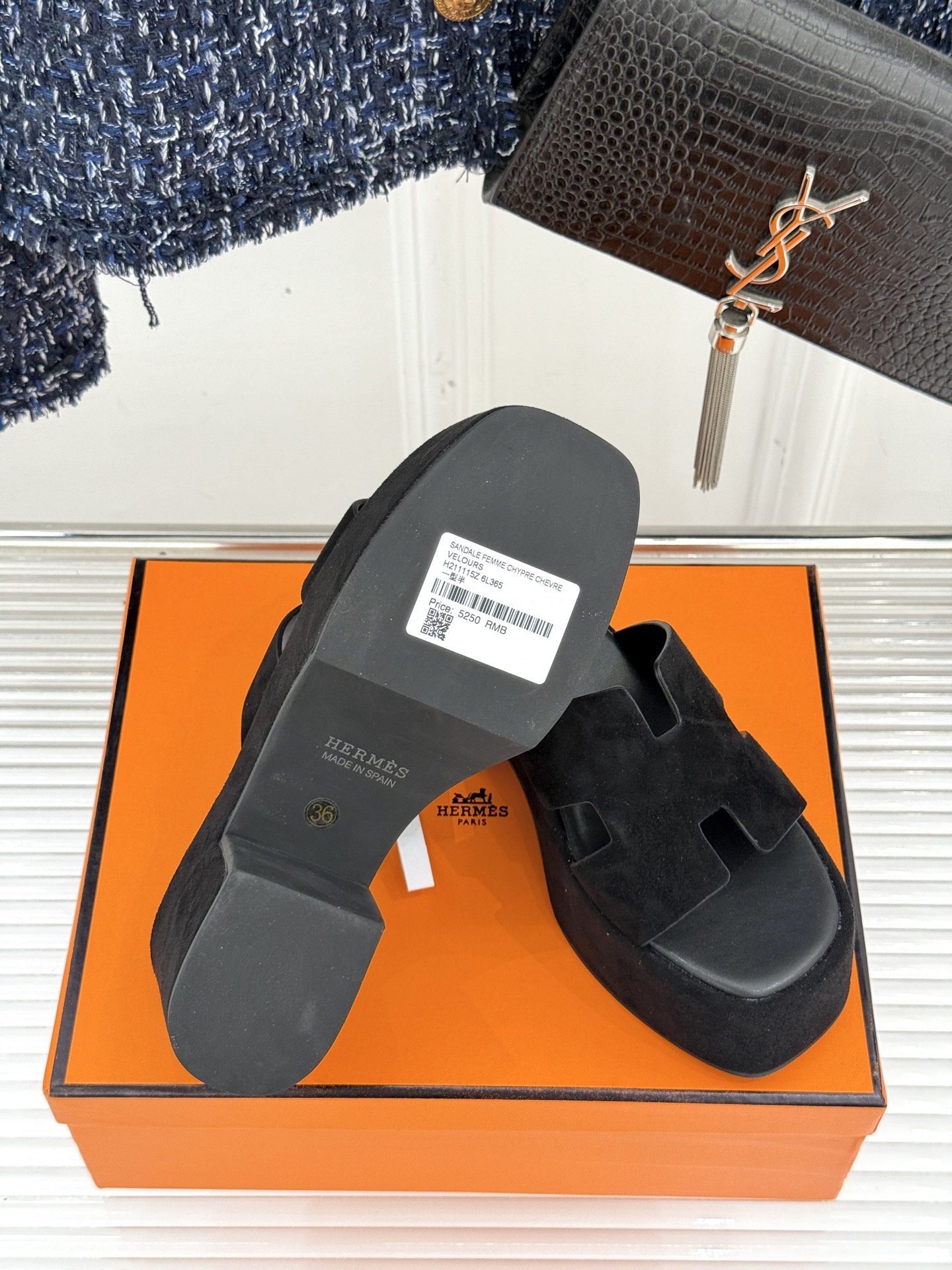 
Hermès/爱马仕经典H厚底拖鞋
依旧是永恒经典的H造型 
极约复古的设计 浓厚的异域风情
厚底在拉