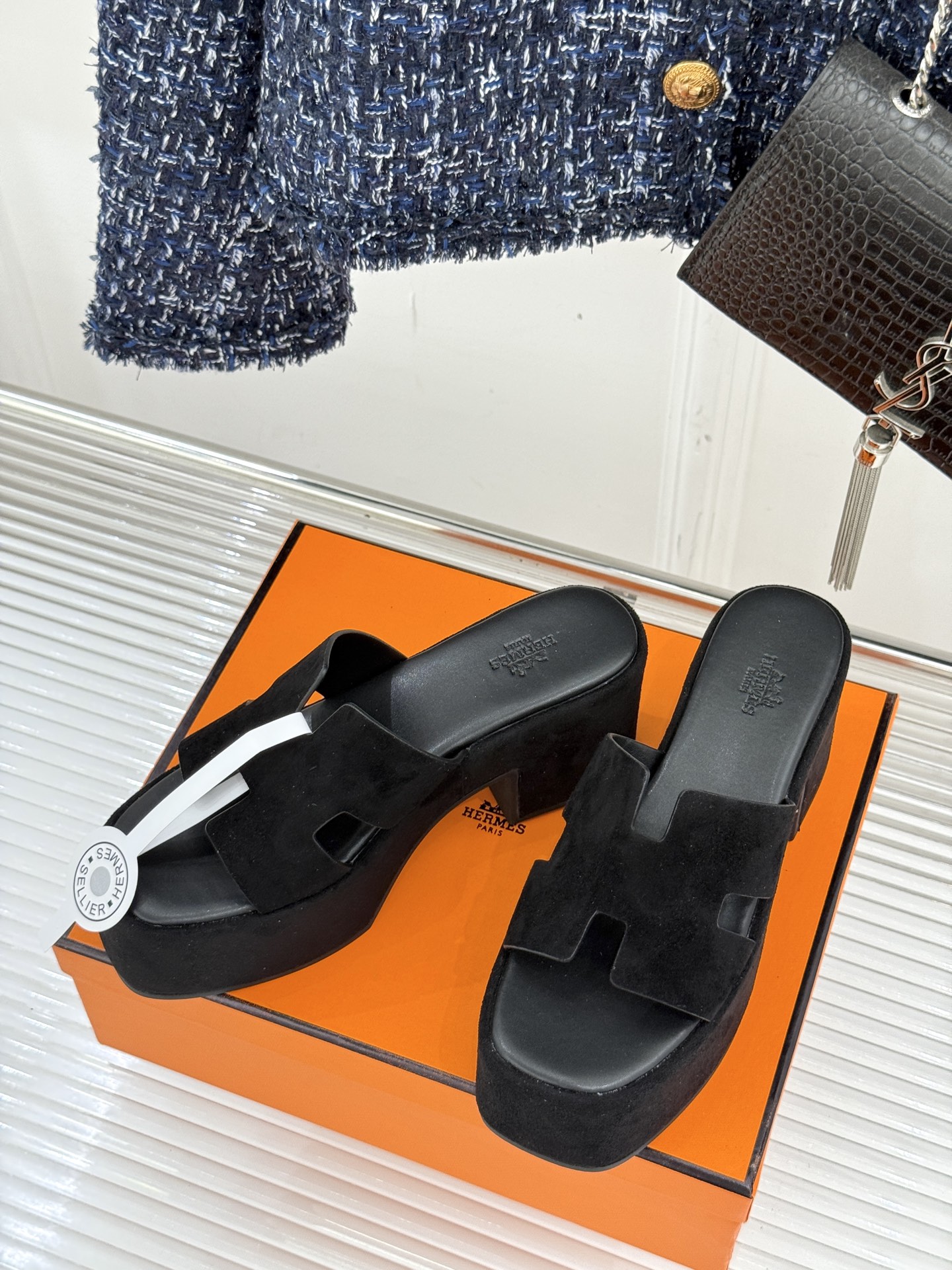 
Hermès/爱马仕经典H厚底拖鞋
依旧是永恒经典的H造型 
极约复古的设计 浓厚的异域风情
厚底在拉