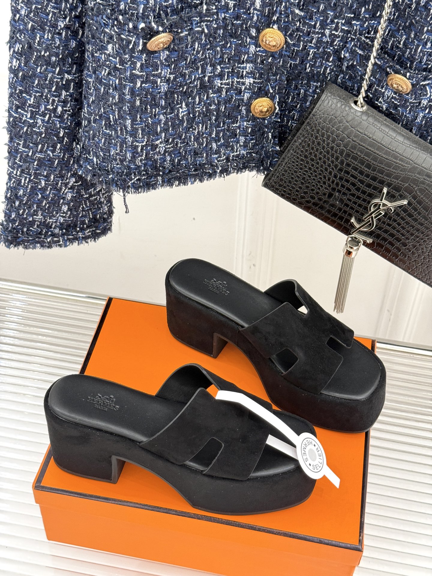 
Hermès/爱马仕经典H厚底拖鞋
依旧是永恒经典的H造型 
极约复古的设计 浓厚的异域风情
厚底在拉