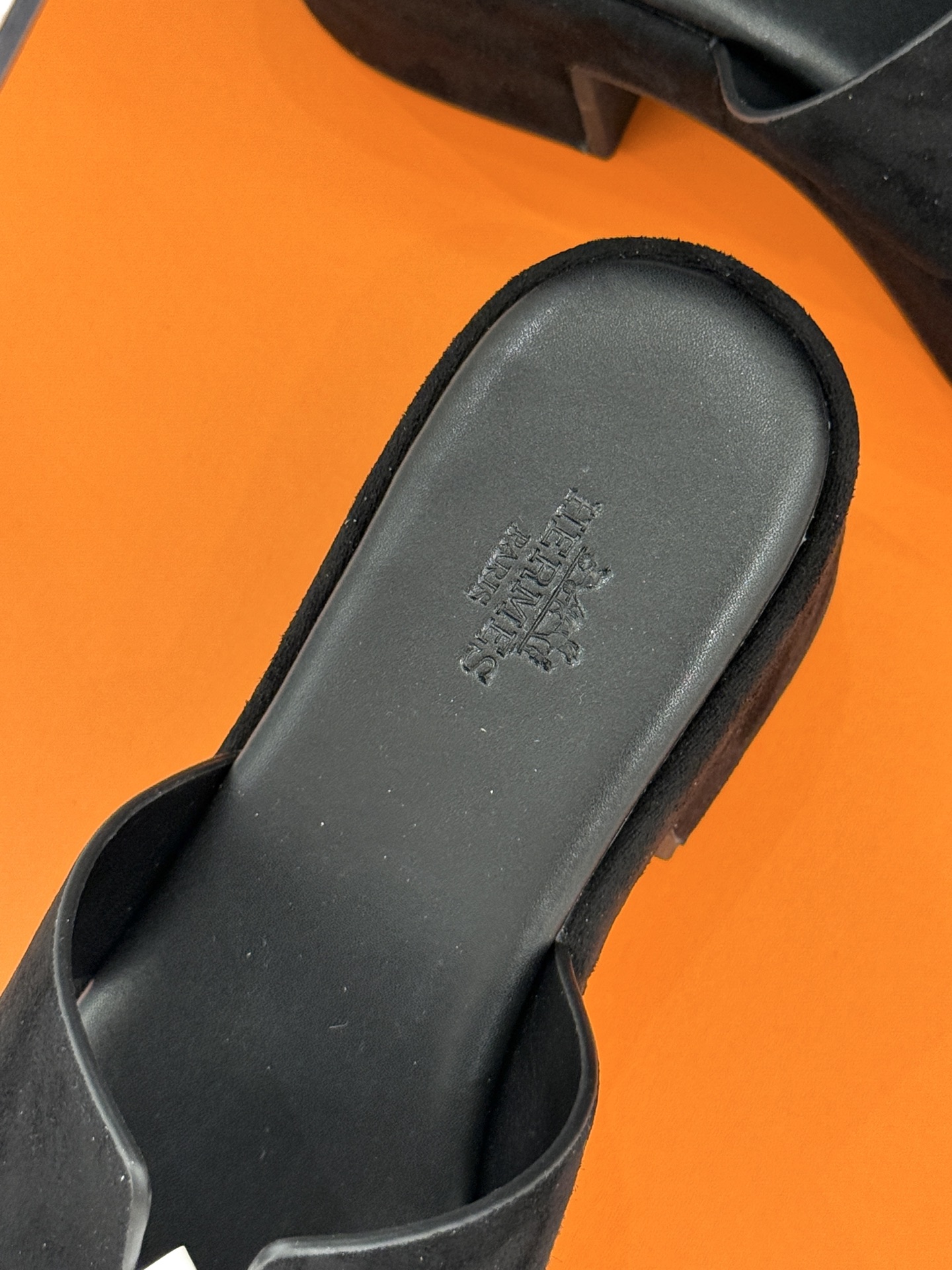 
Hermès/爱马仕经典H厚底拖鞋
依旧是永恒经典的H造型 
极约复古的设计 浓厚的异域风情
厚底在拉