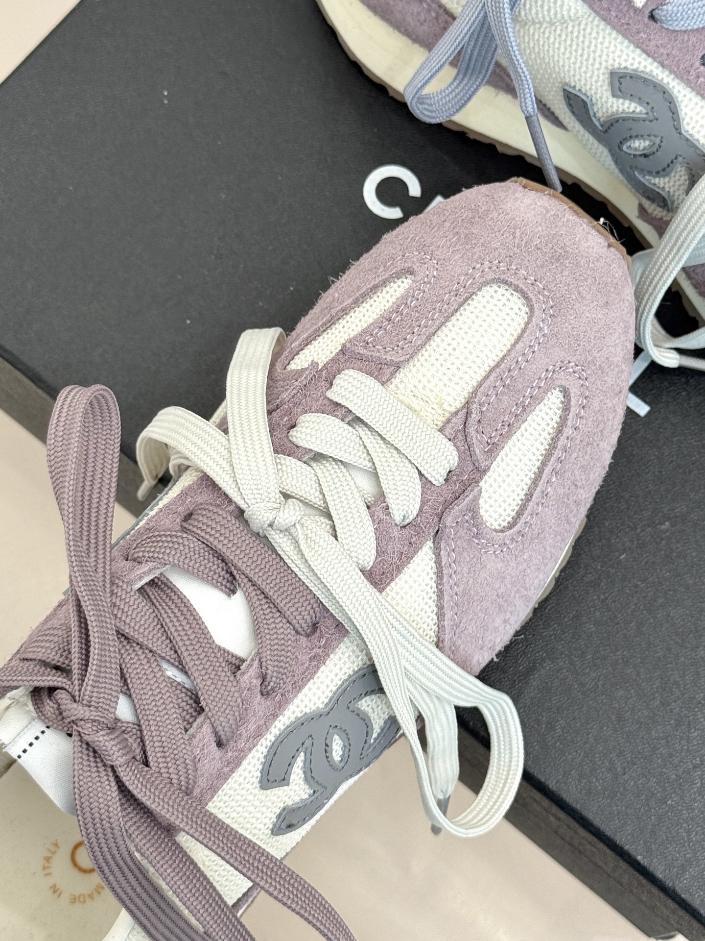 CHANE* |小香25A新品双色鞋带
双C休闲运动鞋
入手这双香家双色鞋带运动鞋之后,
我才真正明白