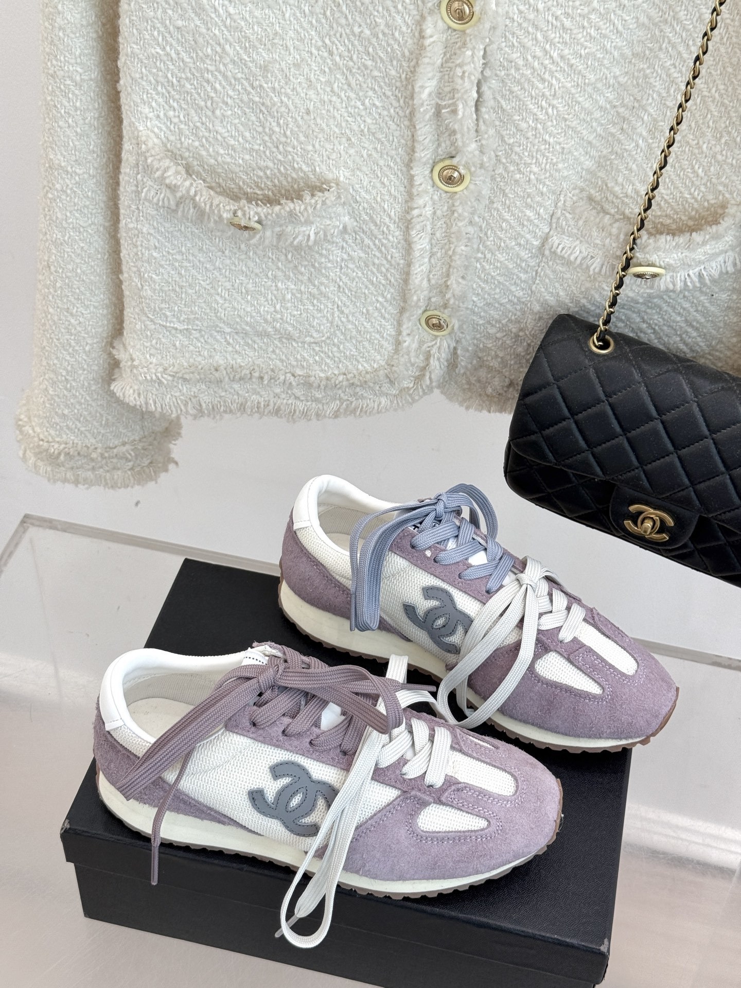 CHANE* |小香25A新品双色鞋带
双C休闲运动鞋
入手这双香家双色鞋带运动鞋之后,
我才真正明白