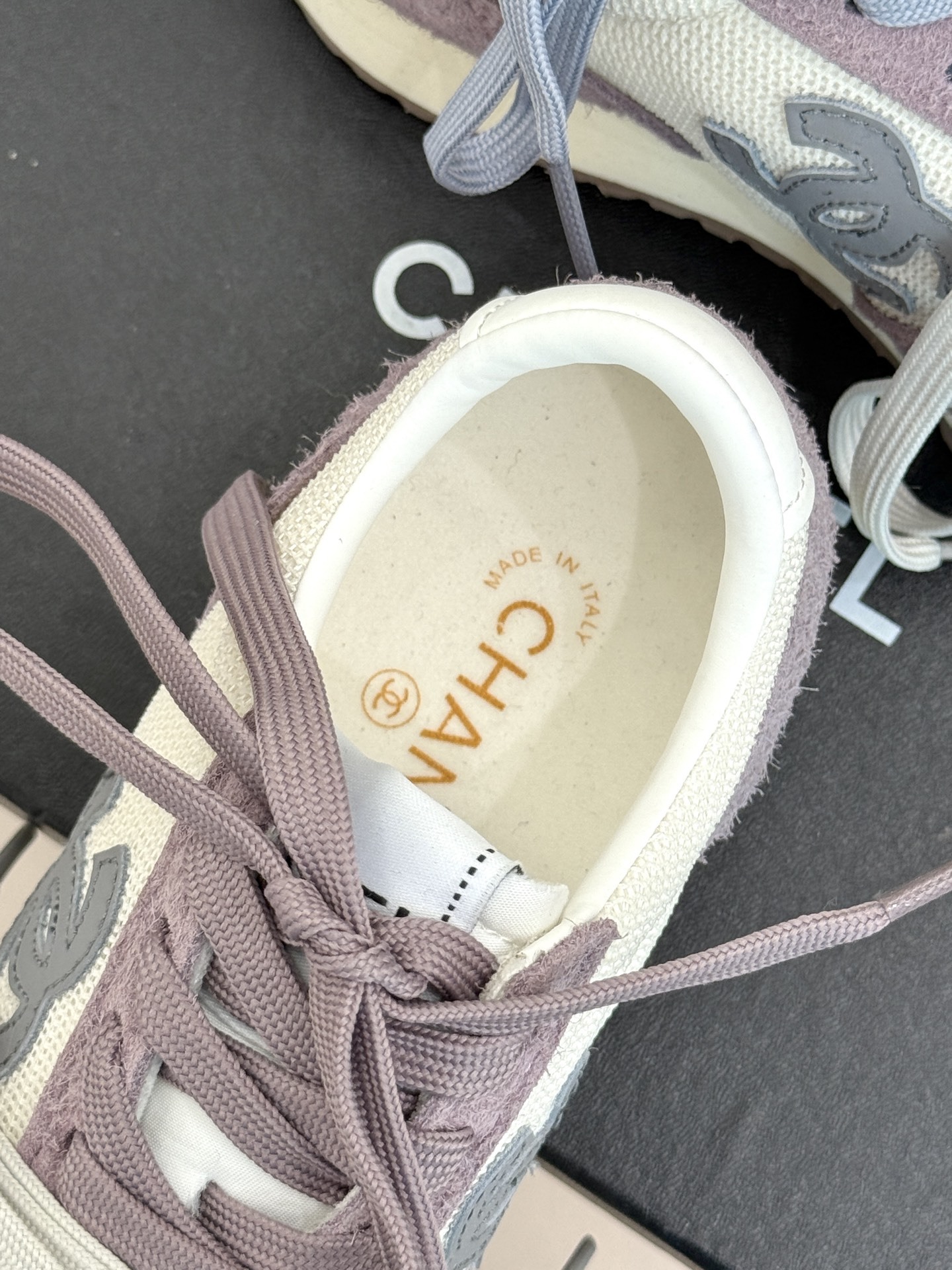CHANE* |小香25A新品双色鞋带
双C休闲运动鞋
入手这双香家双色鞋带运动鞋之后,
我才真正明白