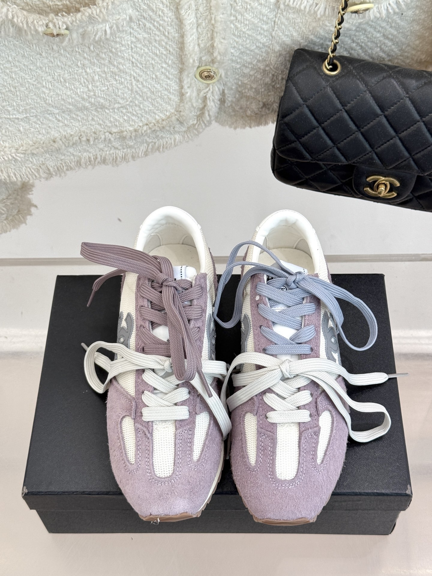 CHANE* |小香25A新品双色鞋带
双C休闲运动鞋
入手这双香家双色鞋带运动鞋之后,
我才真正明白