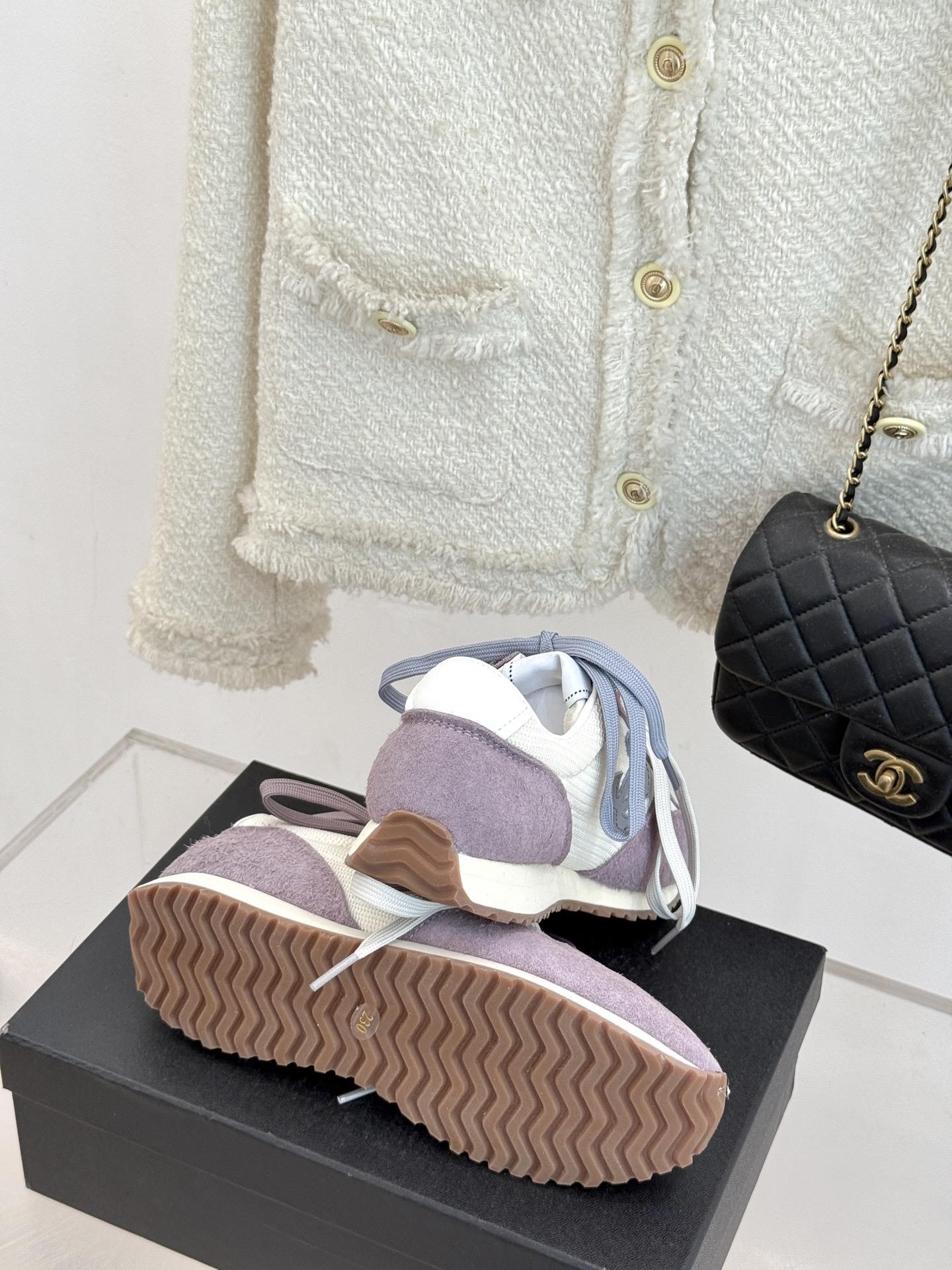 CHANE* |小香25A新品双色鞋带
双C休闲运动鞋
入手这双香家双色鞋带运动鞋之后,
我才真正明白