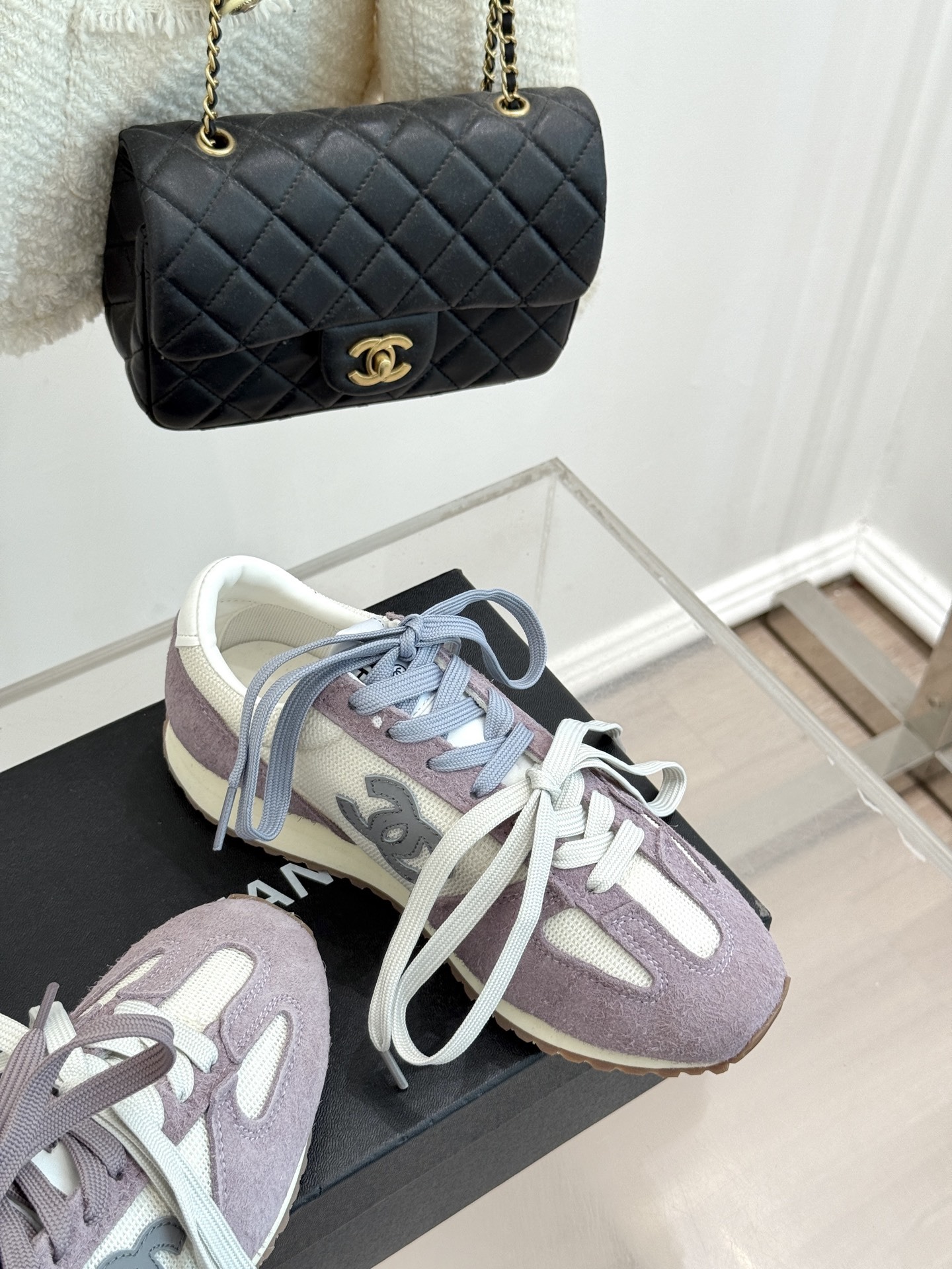 CHANE* |小香25A新品双色鞋带
双C休闲运动鞋
入手这双香家双色鞋带运动鞋之后,
我才真正明白