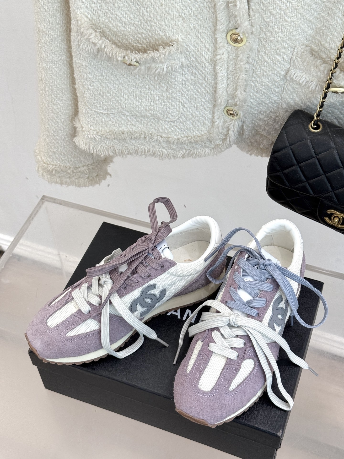 CHANE* |小香25A新品双色鞋带
双C休闲运动鞋
入手这双香家双色鞋带运动鞋之后,
我才真正明白