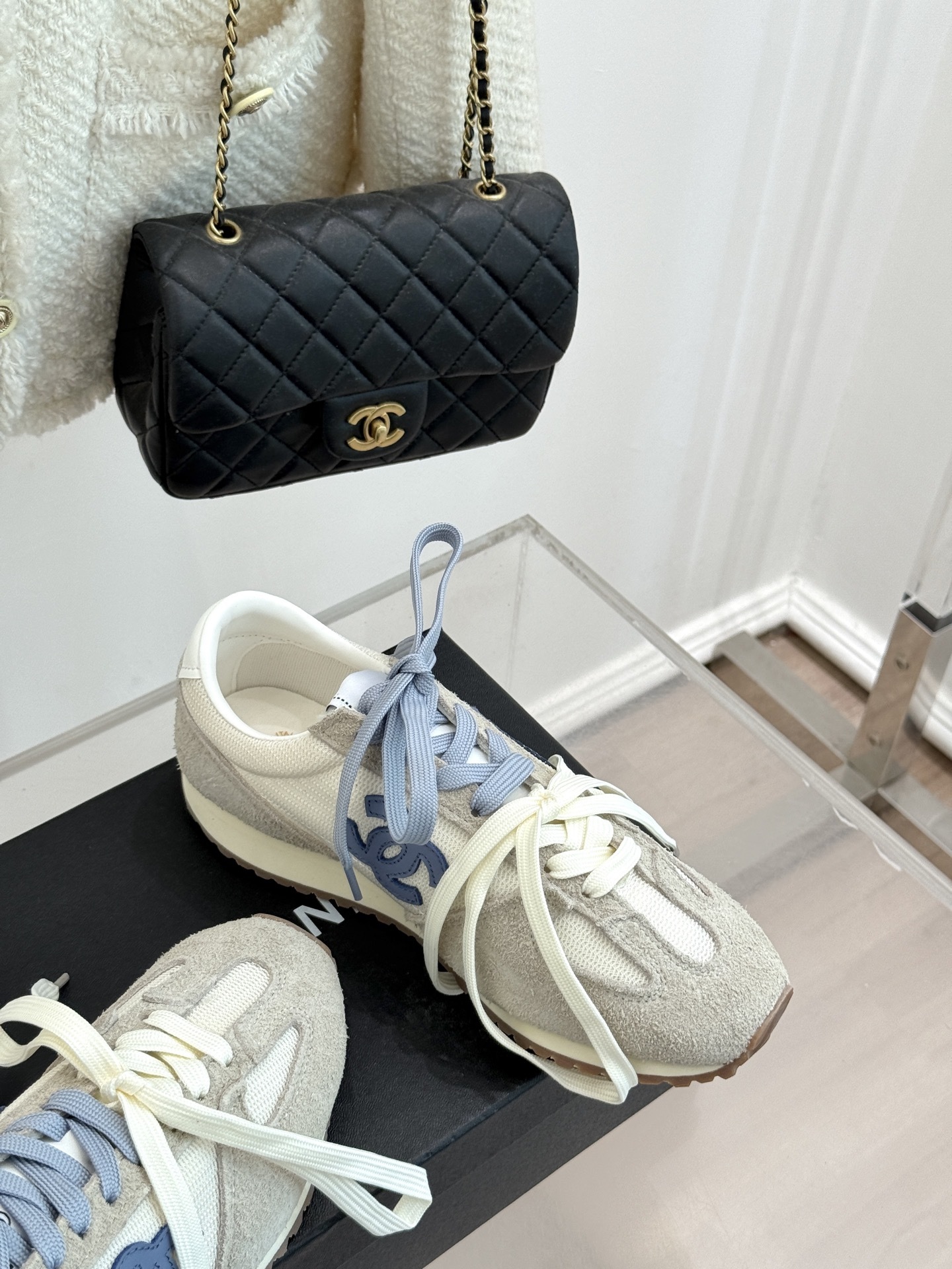 CHANE* |小香25A新品双色鞋带
双C休闲运动鞋
入手这双香家双色鞋带运动鞋之后,
我才真正明白