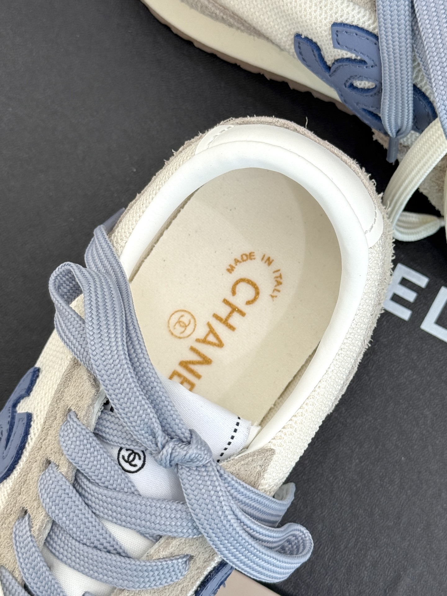 CHANE* |小香25A新品双色鞋带
双C休闲运动鞋
入手这双香家双色鞋带运动鞋之后,
我才真正明白