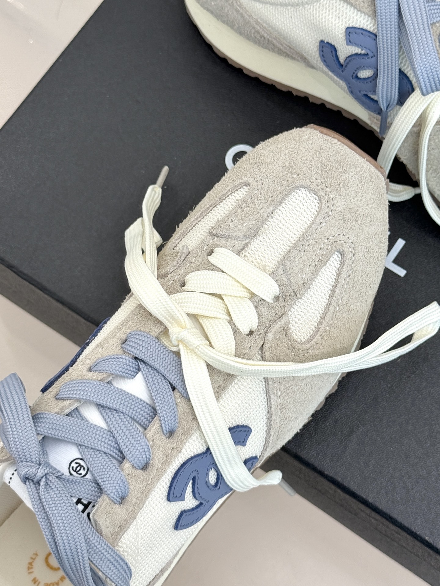 CHANE* |小香25A新品双色鞋带
双C休闲运动鞋
入手这双香家双色鞋带运动鞋之后,
我才真正明白