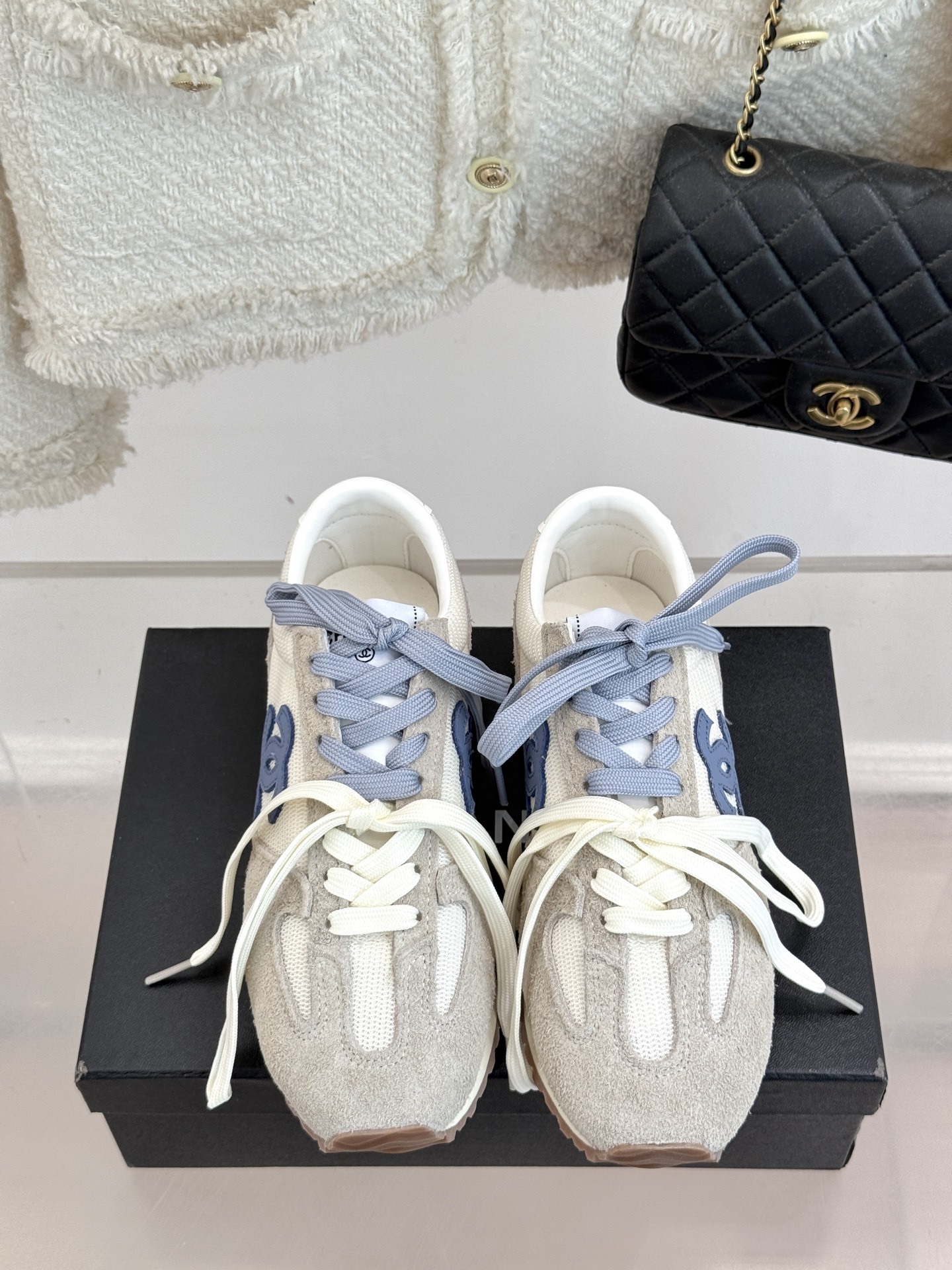 CHANE* |小香25A新品双色鞋带
双C休闲运动鞋
入手这双香家双色鞋带运动鞋之后,
我才真正明白