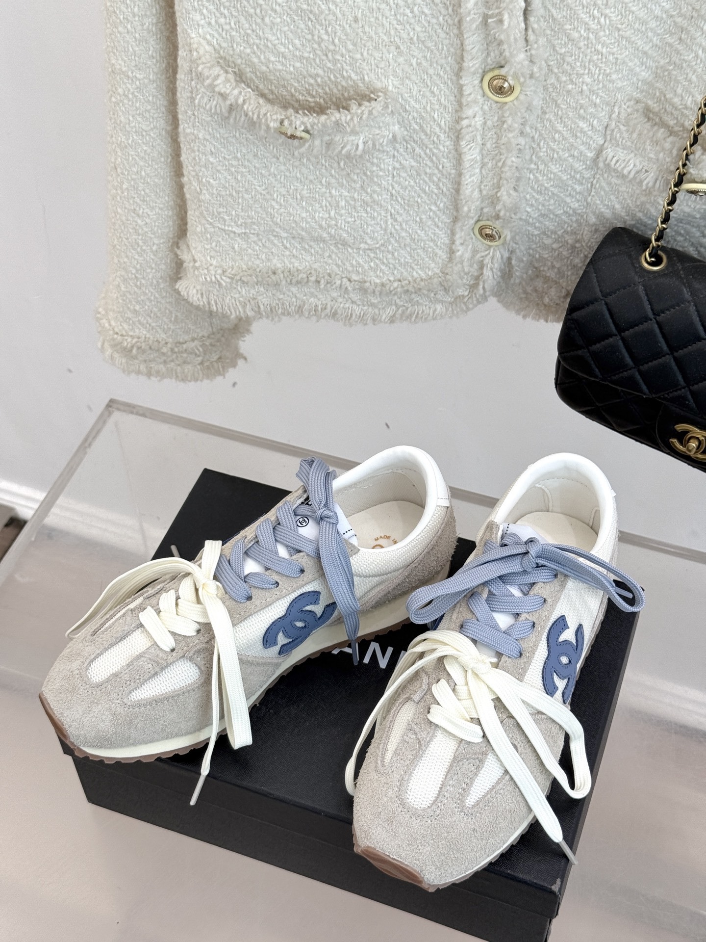 CHANE* |小香25A新品双色鞋带
双C休闲运动鞋
入手这双香家双色鞋带运动鞋之后,
我才真正明白