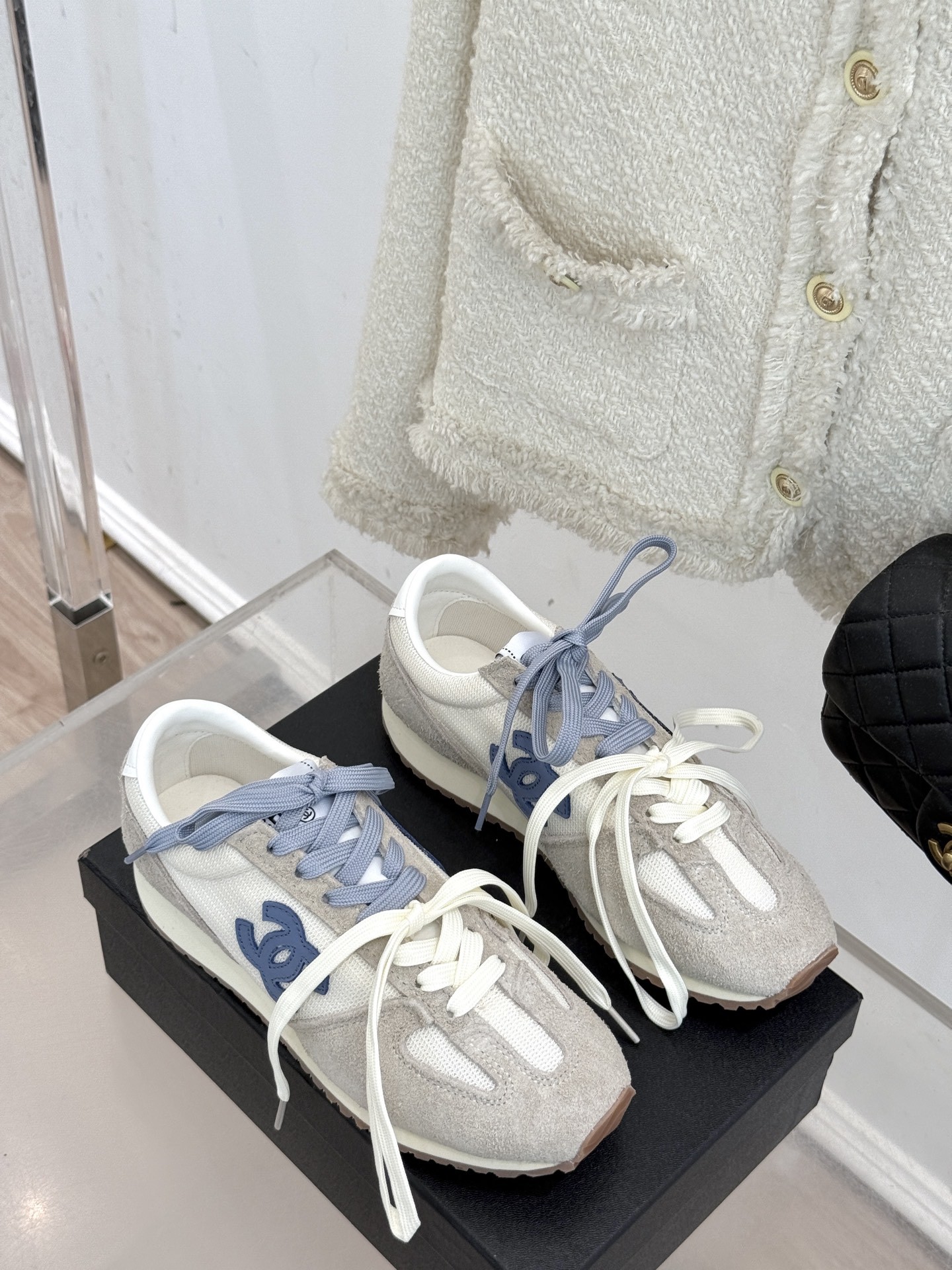 CHANE* |小香25A新品双色鞋带
双C休闲运动鞋
入手这双香家双色鞋带运动鞋之后,
我才真正明白