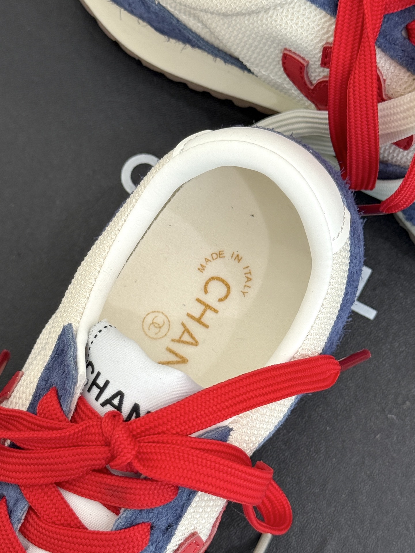 CHANE* |小香25A新品双色鞋带
双C休闲运动鞋
入手这双香家双色鞋带运动鞋之后,
我才真正明白