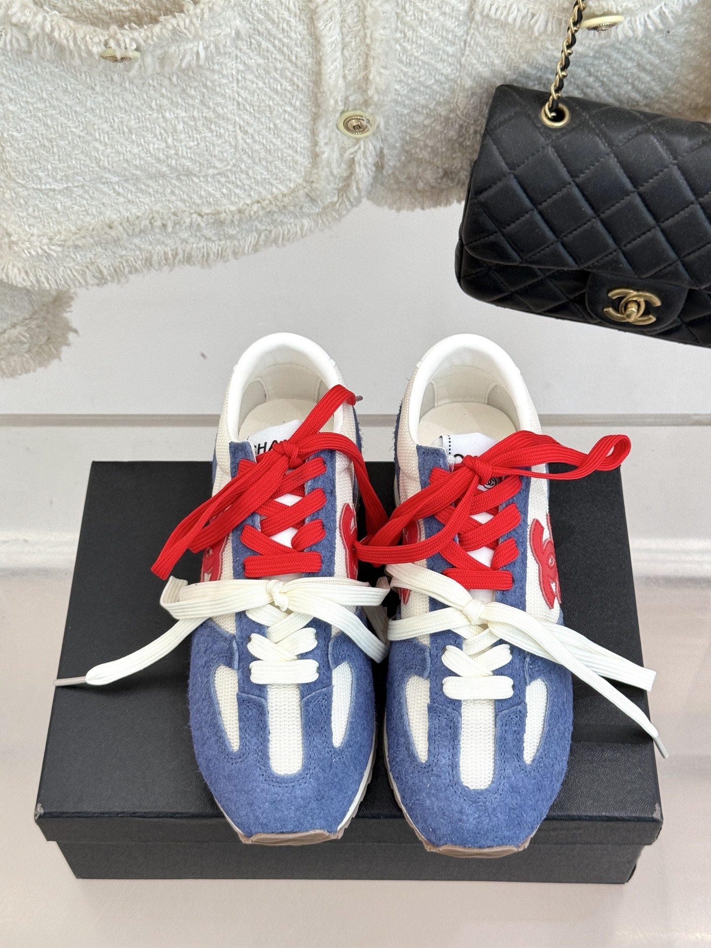 CHANE* |小香25A新品双色鞋带
双C休闲运动鞋
入手这双香家双色鞋带运动鞋之后,
我才真正明白