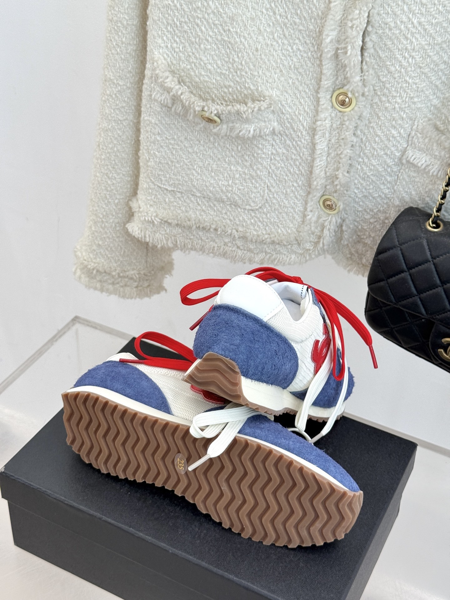 CHANE* |小香25A新品双色鞋带
双C休闲运动鞋
入手这双香家双色鞋带运动鞋之后,
我才真正明白
