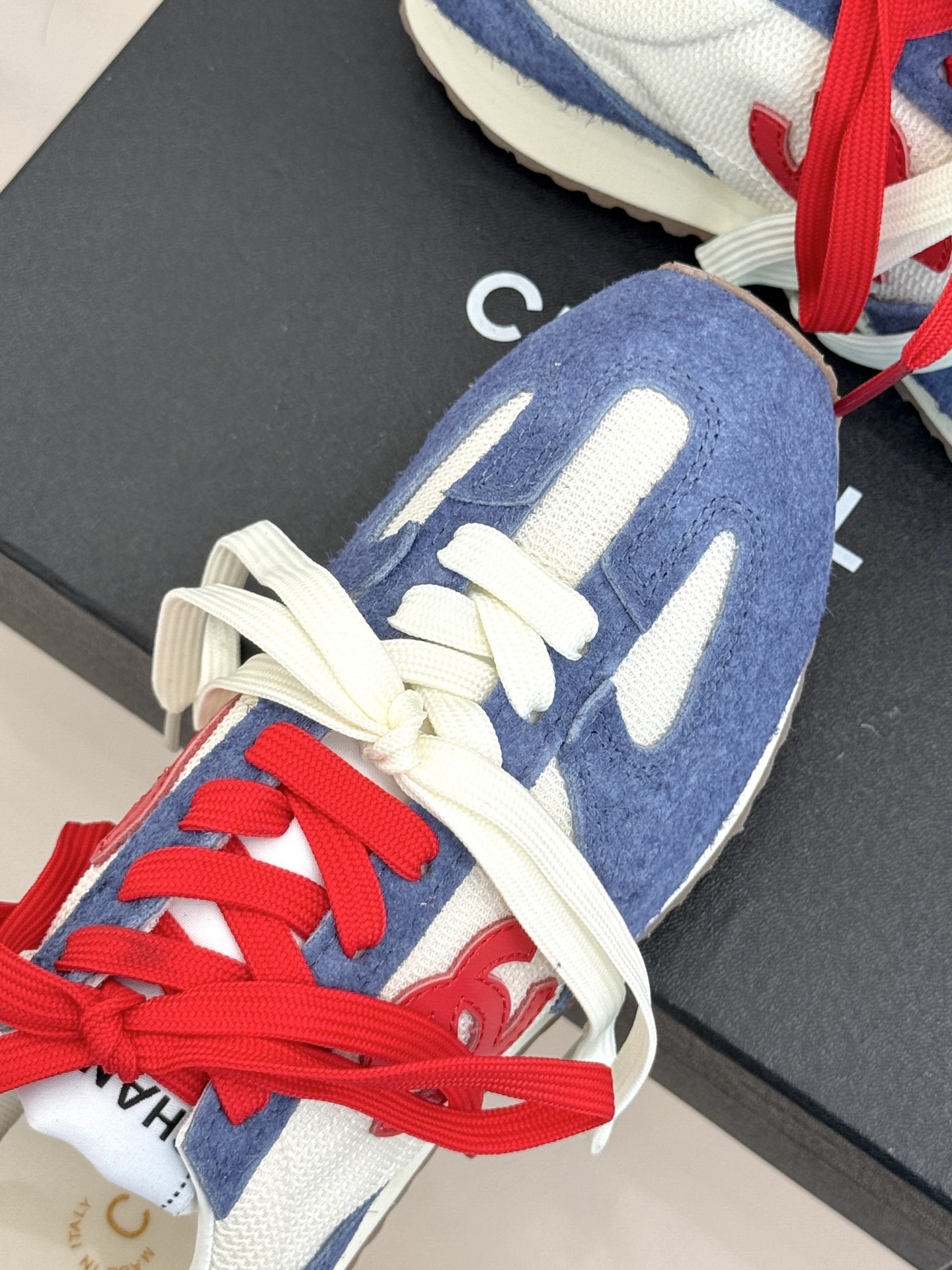 CHANE* |小香25A新品双色鞋带
双C休闲运动鞋
入手这双香家双色鞋带运动鞋之后,
我才真正明白