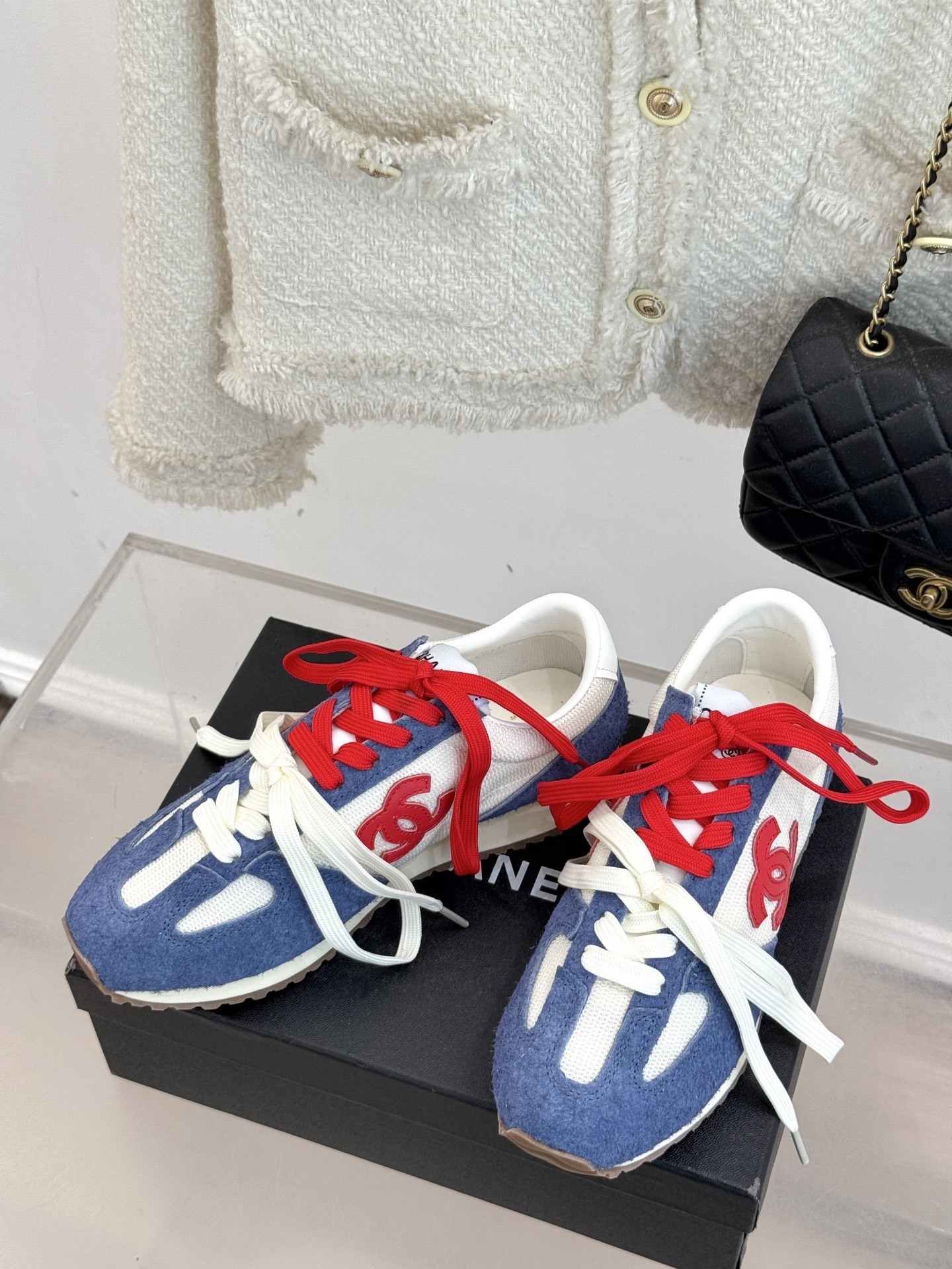 CHANE* |小香25A新品双色鞋带
双C休闲运动鞋
入手这双香家双色鞋带运动鞋之后,
我才真正明白