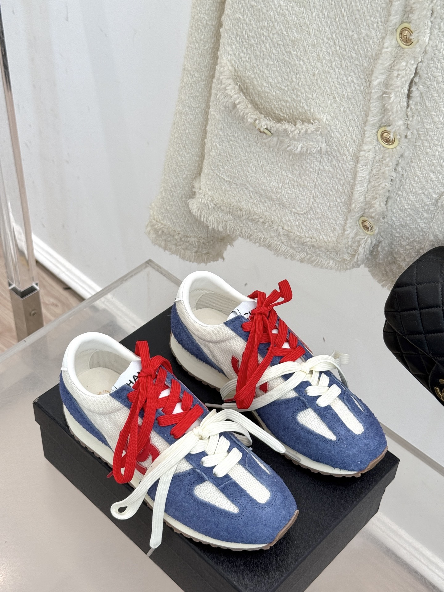 CHANE* |小香25A新品双色鞋带
双C休闲运动鞋
入手这双香家双色鞋带运动鞋之后,
我才真正明白