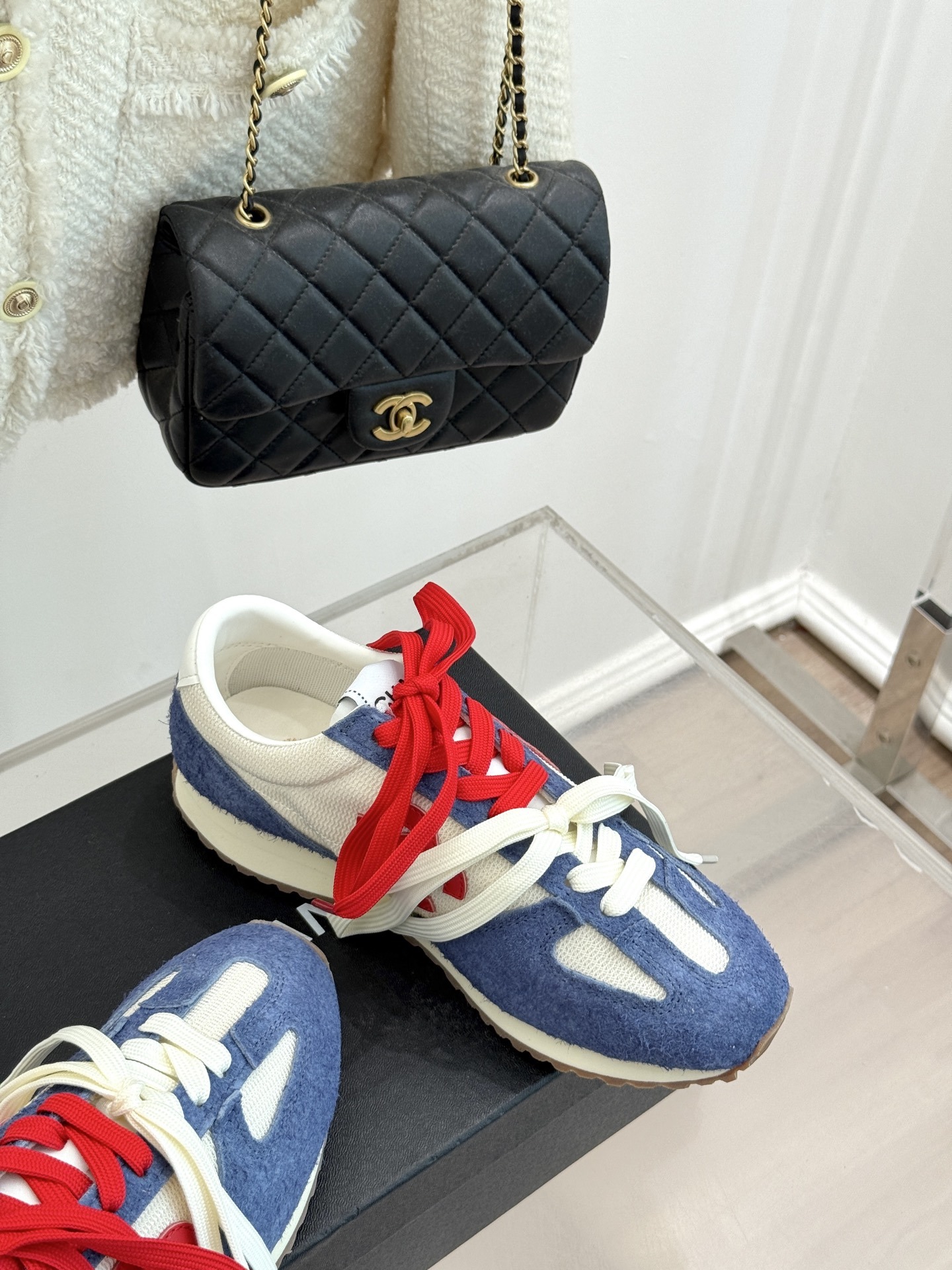 CHANE* |小香25A新品双色鞋带
双C休闲运动鞋
入手这双香家双色鞋带运动鞋之后,
我才真正明白