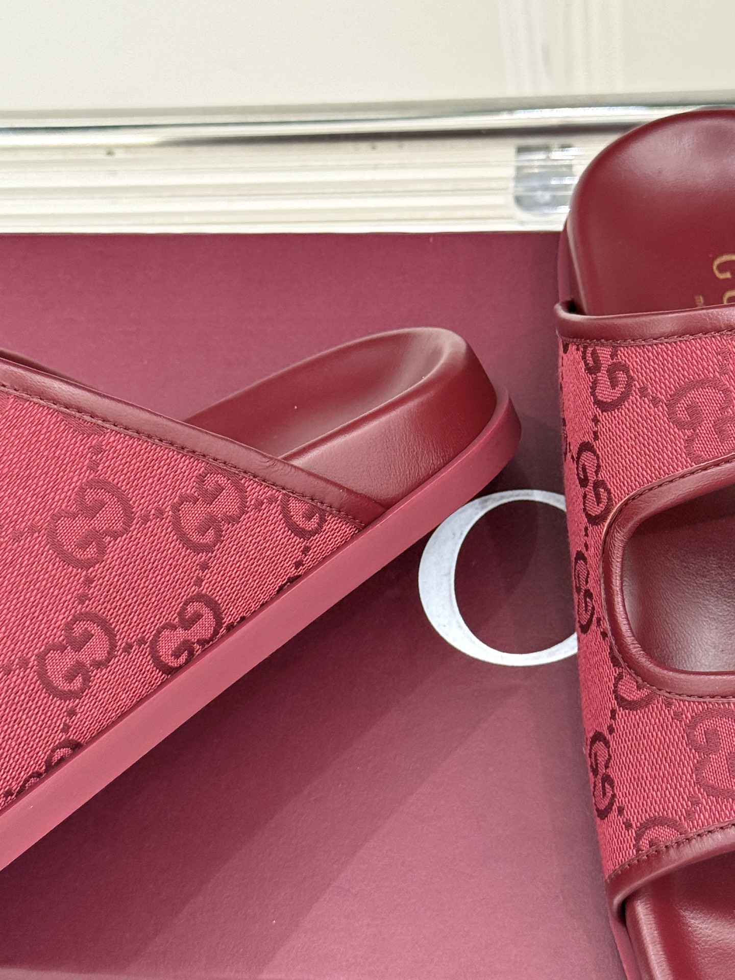 
Gucci/古驰经25WF春夏新品
双G扣沙滩魔术贴拖鞋
夏天必备懒人福音鞋 谁穿谁美！
很轻盈上脚意