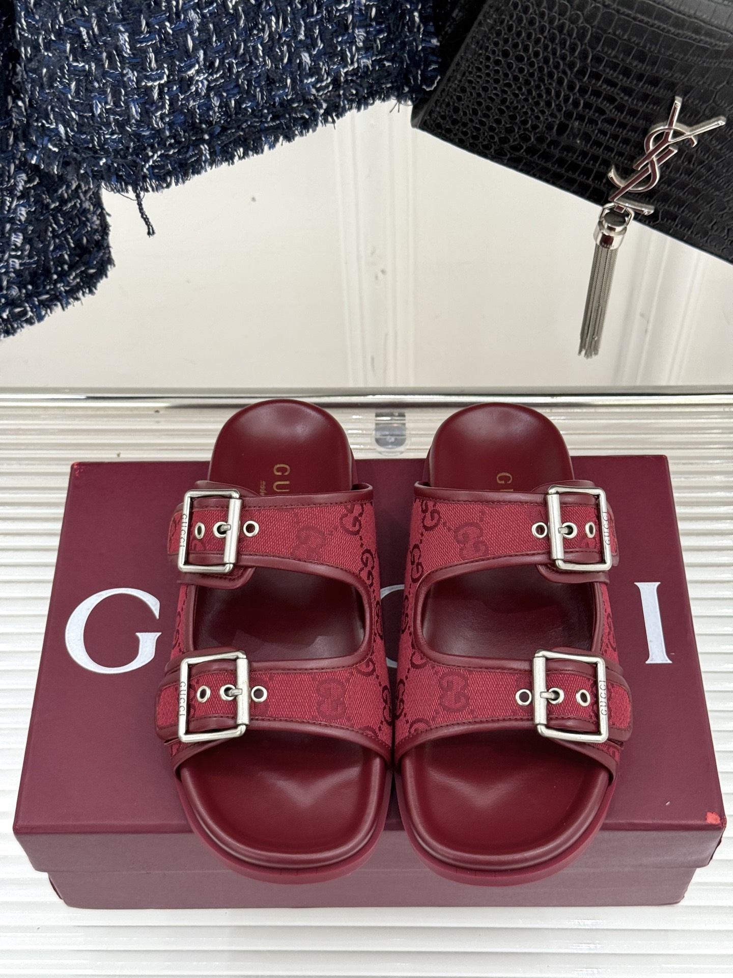 
Gucci/古驰经25WF春夏新品
双G扣沙滩魔术贴拖鞋
夏天必备懒人福音鞋 谁穿谁美！
很轻盈上脚意