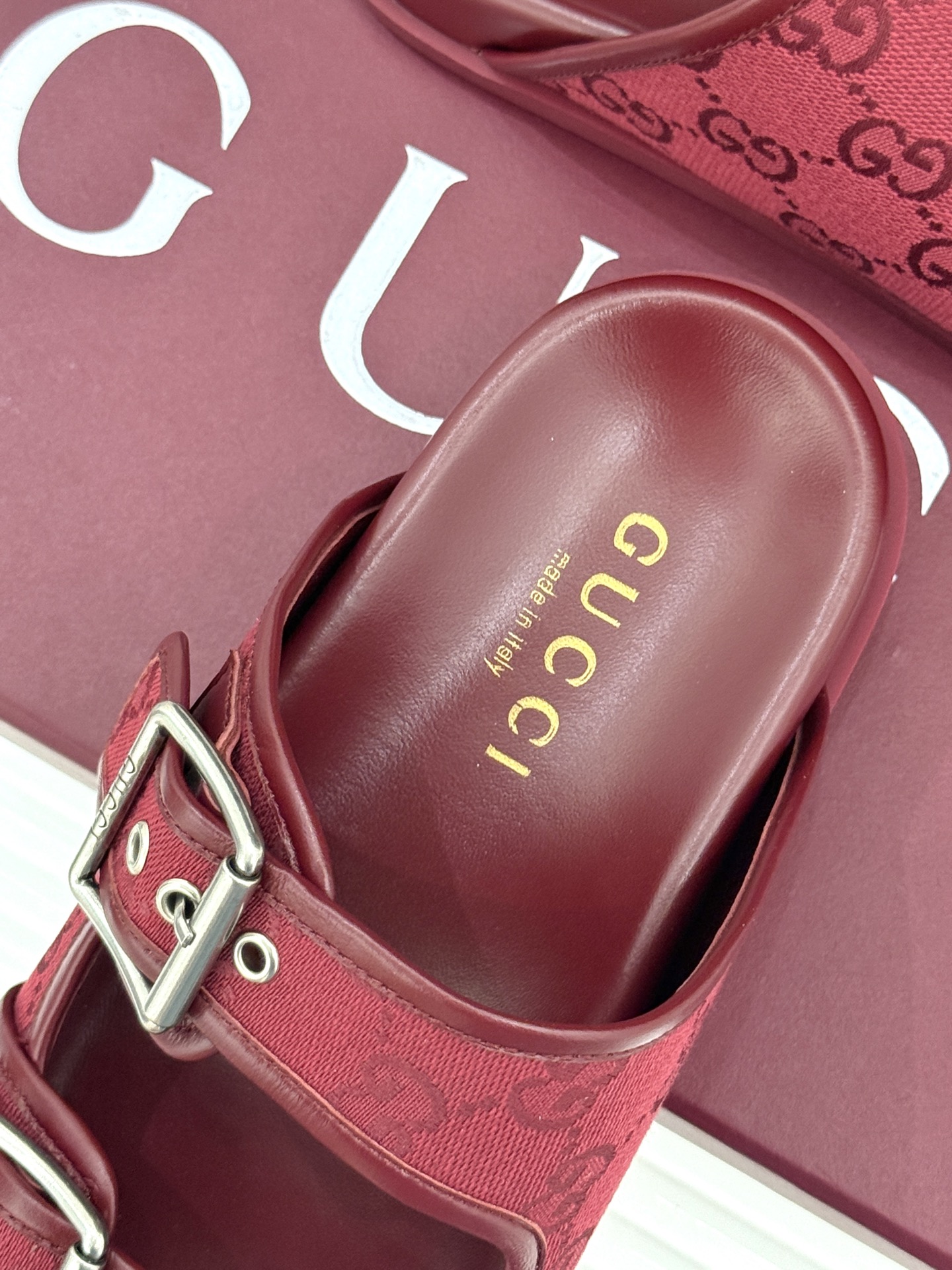 
Gucci/古驰经25WF春夏新品
双G扣沙滩魔术贴拖鞋
夏天必备懒人福音鞋 谁穿谁美！
很轻盈上脚意