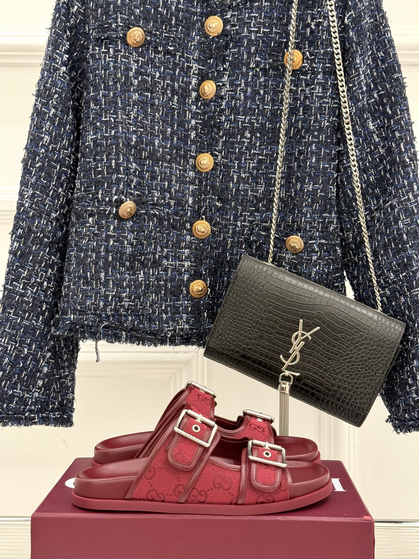 
Gucci/古驰经25WF春夏新品
双G扣沙滩魔术贴拖鞋
夏天必备懒人福音鞋 谁穿谁美！
很轻盈上脚意