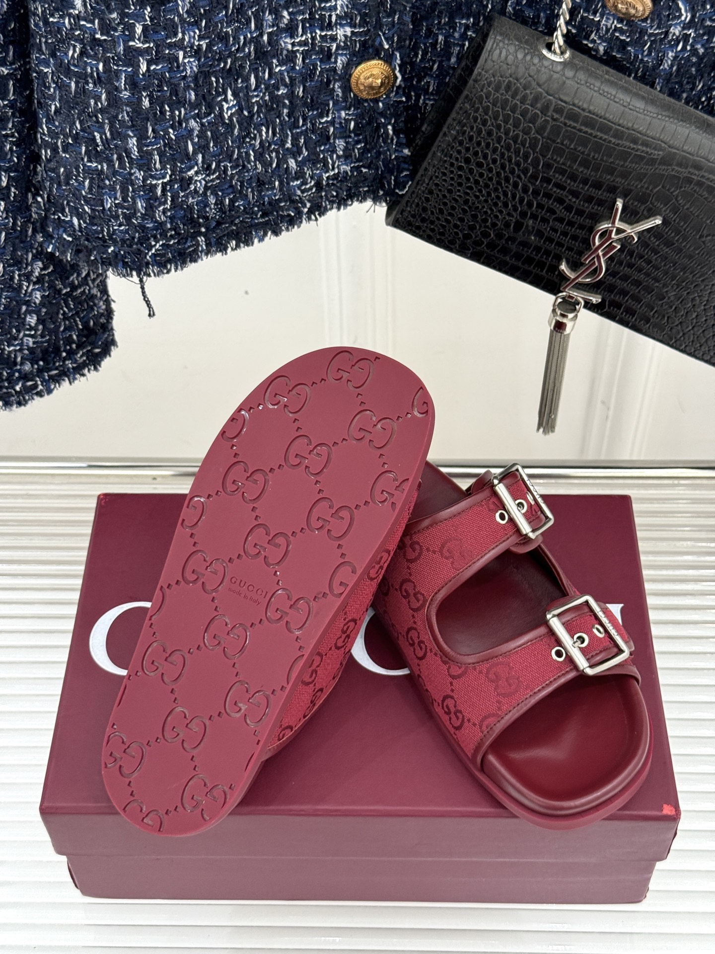 
Gucci/古驰经25WF春夏新品
双G扣沙滩魔术贴拖鞋
夏天必备懒人福音鞋 谁穿谁美！
很轻盈上脚意