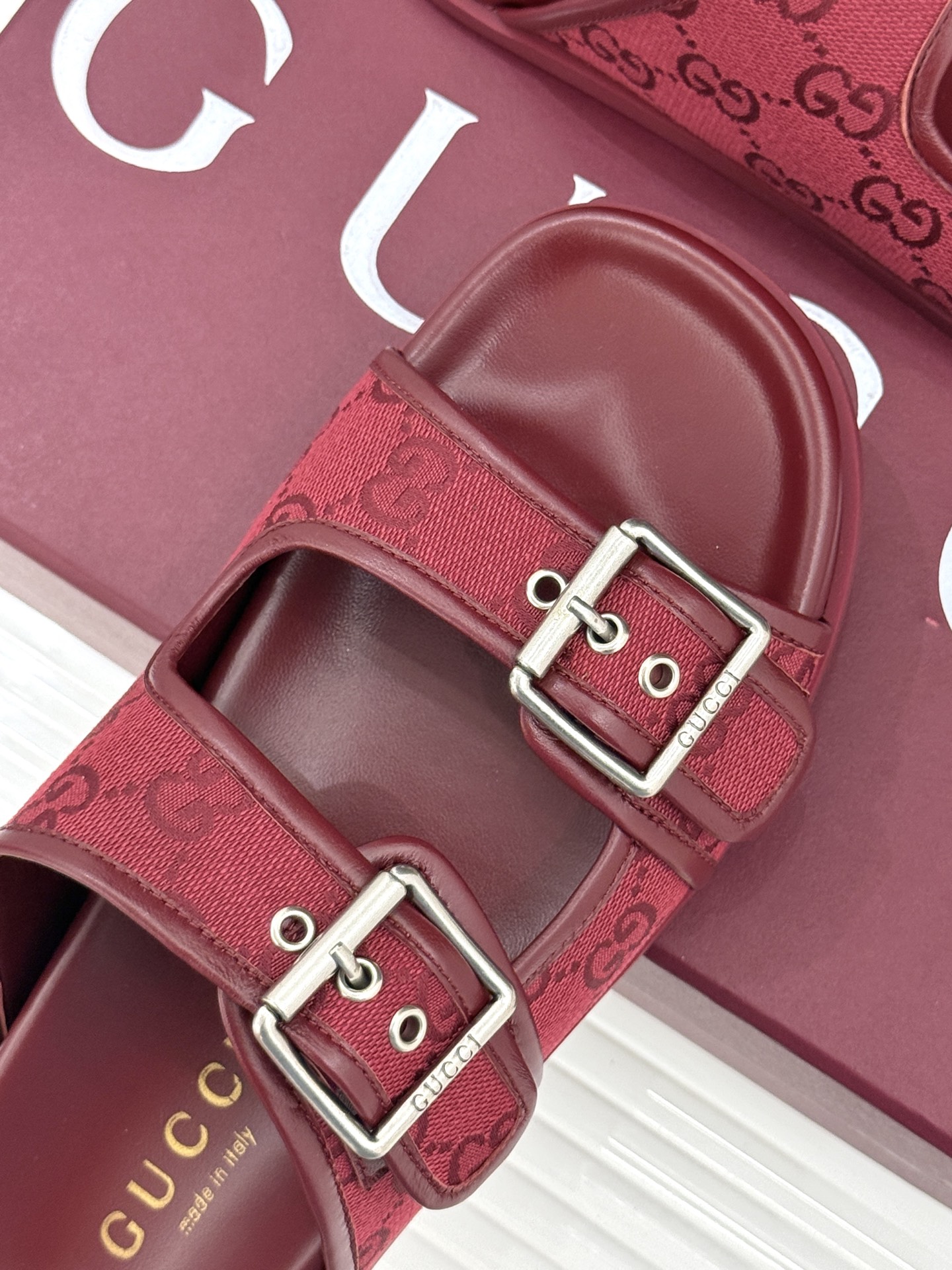 
Gucci/古驰经25WF春夏新品
双G扣沙滩魔术贴拖鞋
夏天必备懒人福音鞋 谁穿谁美！
很轻盈上脚意