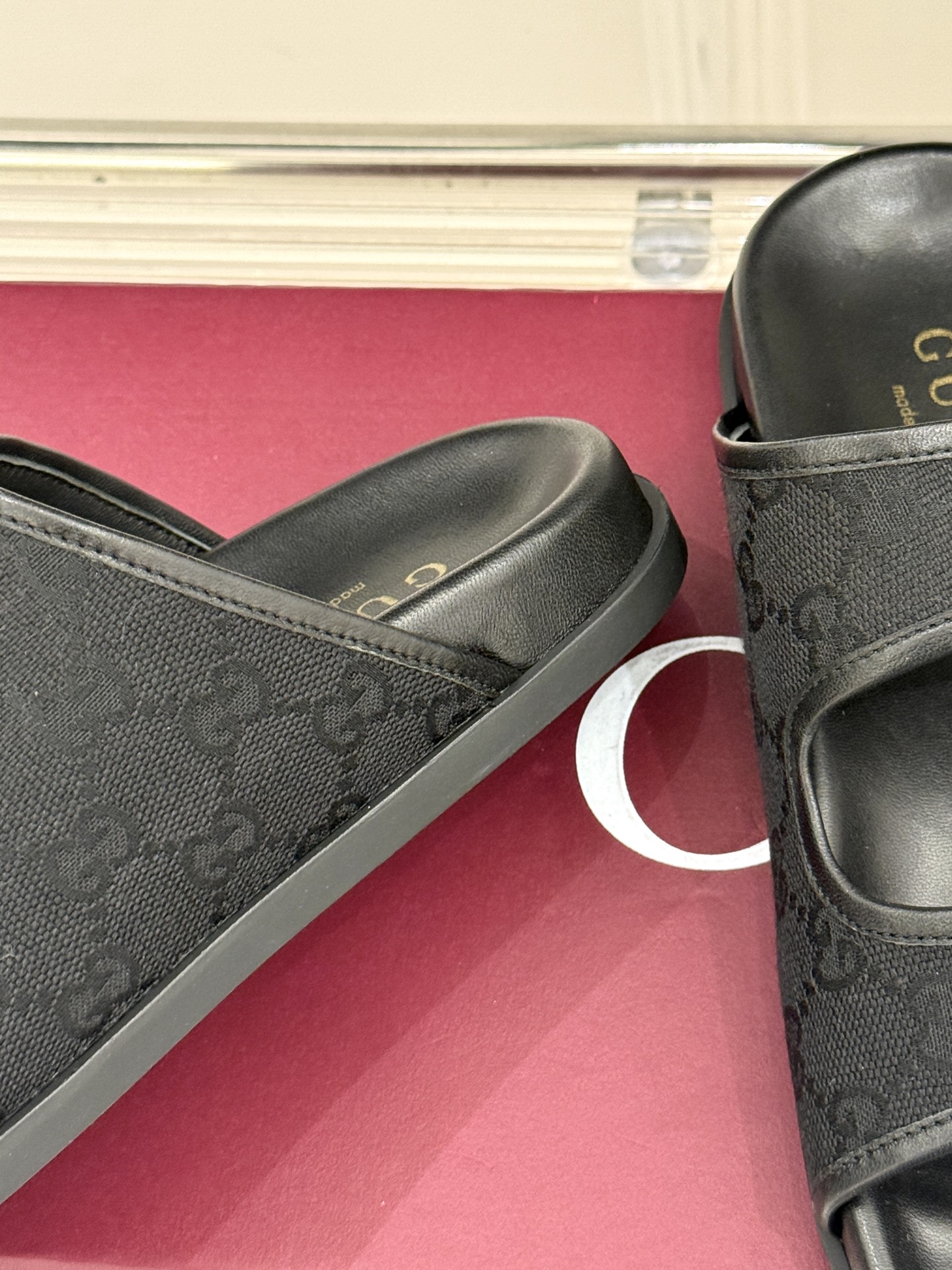 
Gucci/古驰经25WF春夏新品
双G扣沙滩魔术贴拖鞋
夏天必备懒人福音鞋 谁穿谁美！
很轻盈上脚意