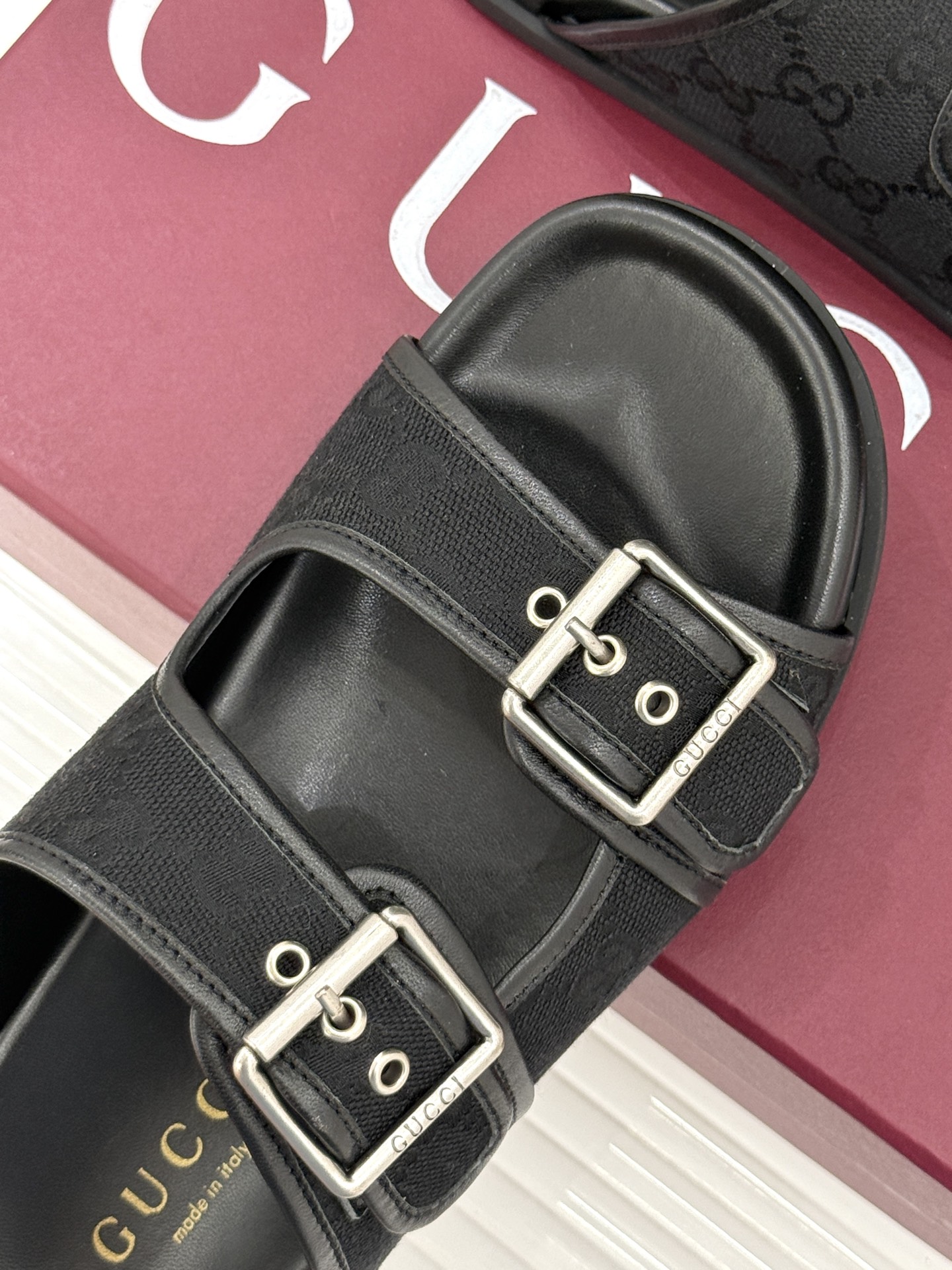 
Gucci/古驰经25WF春夏新品
双G扣沙滩魔术贴拖鞋
夏天必备懒人福音鞋 谁穿谁美！
很轻盈上脚意