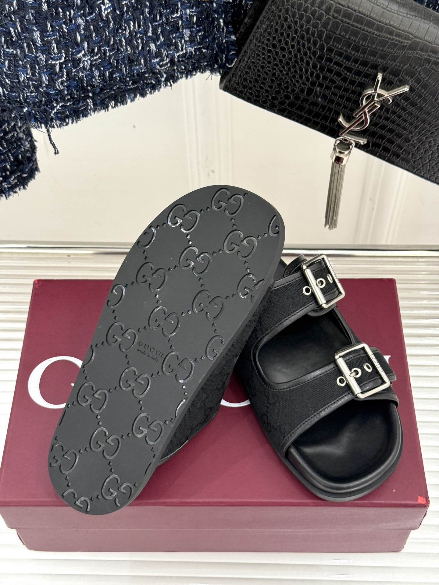 
Gucci/古驰经25WF春夏新品
双G扣沙滩魔术贴拖鞋
夏天必备懒人福音鞋 谁穿谁美！
很轻盈上脚意
