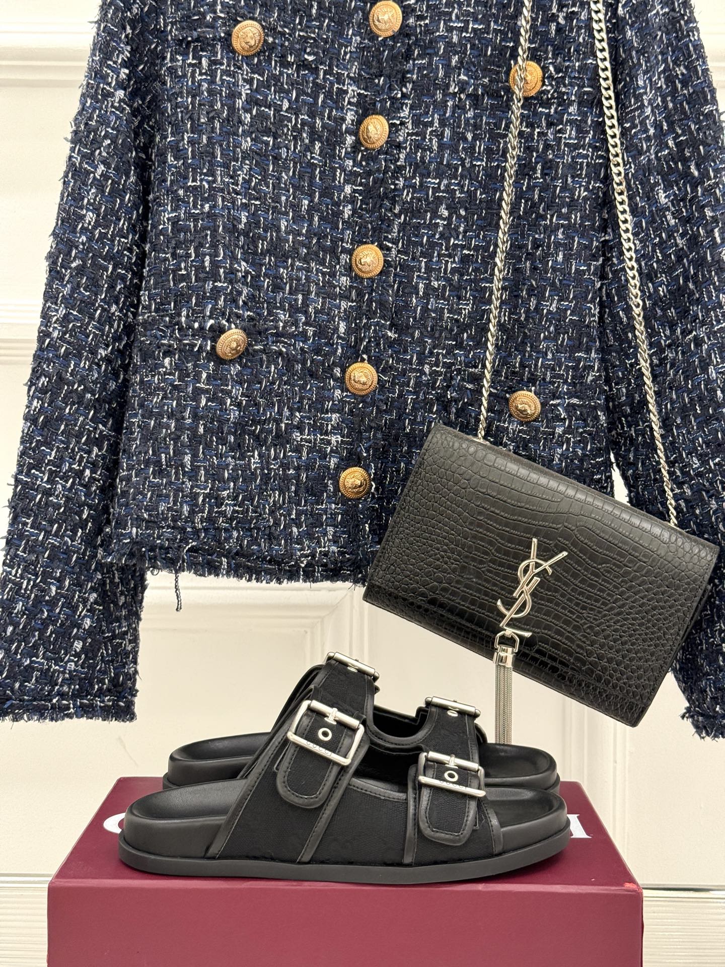 
Gucci/古驰经25WF春夏新品
双G扣沙滩魔术贴拖鞋
夏天必备懒人福音鞋 谁穿谁美！
很轻盈上脚意