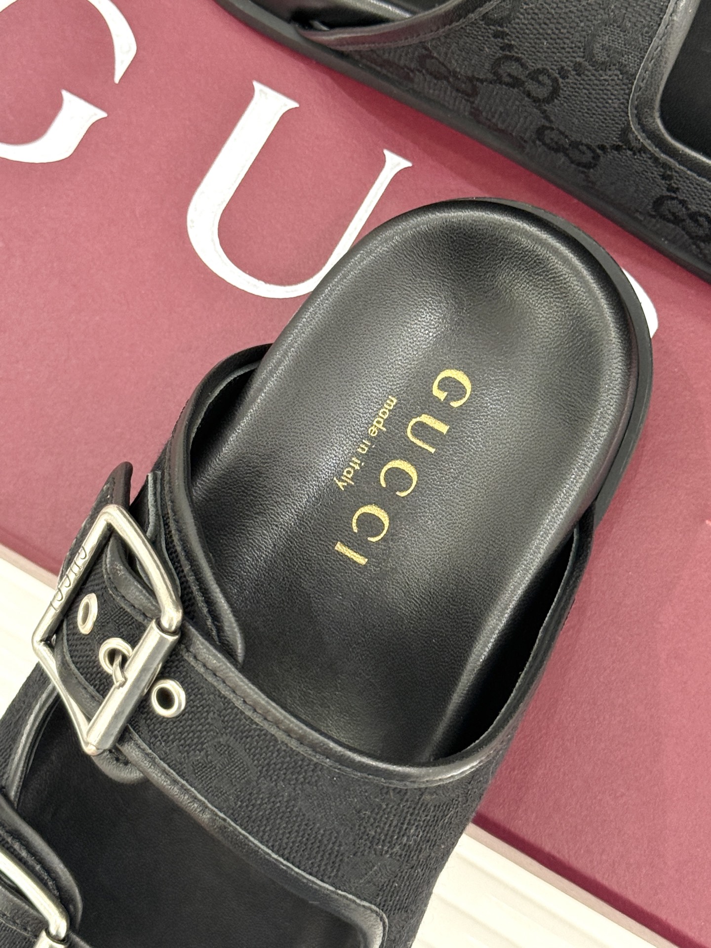 
Gucci/古驰经25WF春夏新品
双G扣沙滩魔术贴拖鞋
夏天必备懒人福音鞋 谁穿谁美！
很轻盈上脚意