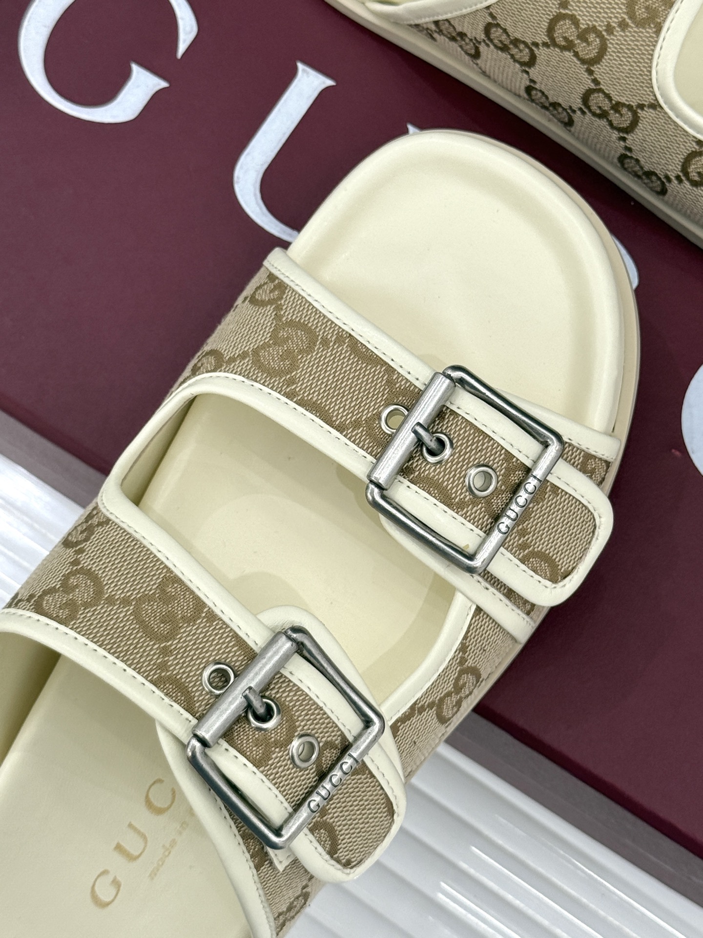 
Gucci/古驰经25WF春夏新品
双G扣沙滩魔术贴拖鞋
夏天必备懒人福音鞋 谁穿谁美！
很轻盈上脚意