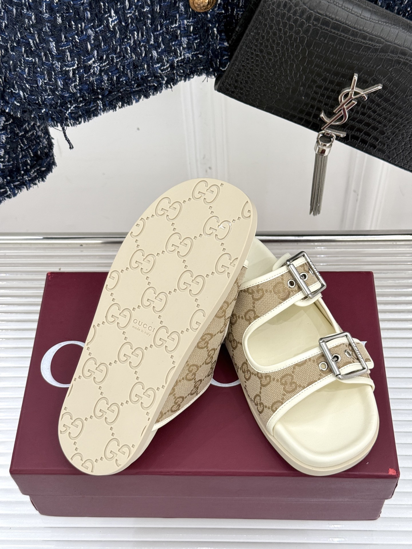 
Gucci/古驰经25WF春夏新品
双G扣沙滩魔术贴拖鞋
夏天必备懒人福音鞋 谁穿谁美！
很轻盈上脚意
