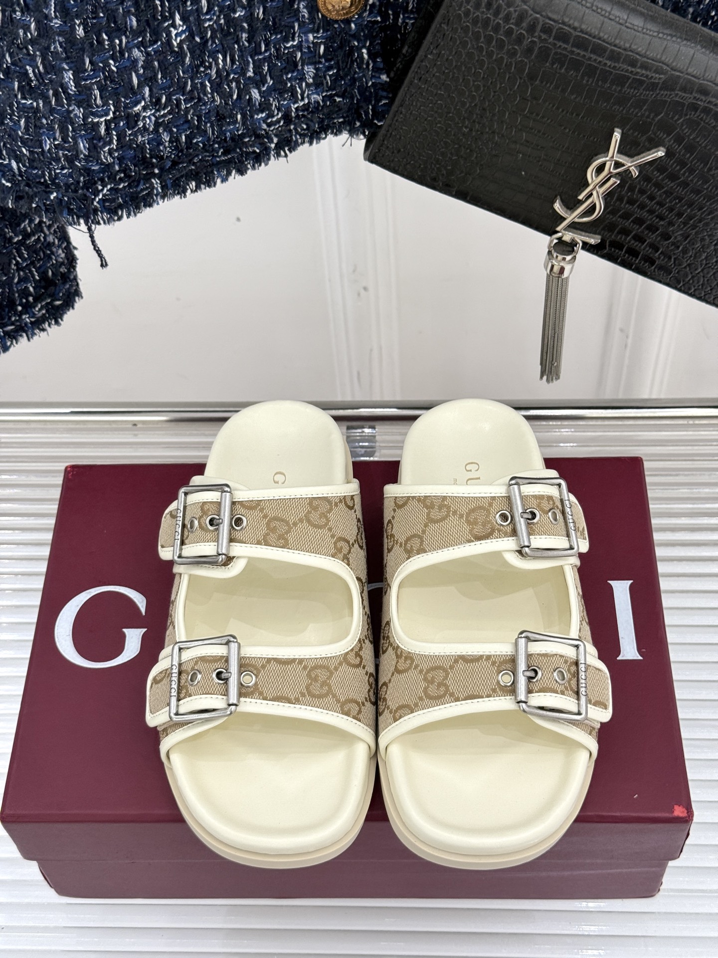 
Gucci/古驰经25WF春夏新品
双G扣沙滩魔术贴拖鞋
夏天必备懒人福音鞋 谁穿谁美！
很轻盈上脚意