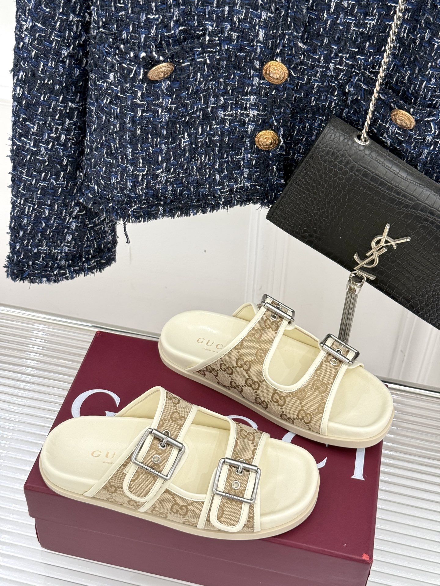 
Gucci/古驰经25WF春夏新品
双G扣沙滩魔术贴拖鞋
夏天必备懒人福音鞋 谁穿谁美！
很轻盈上脚意