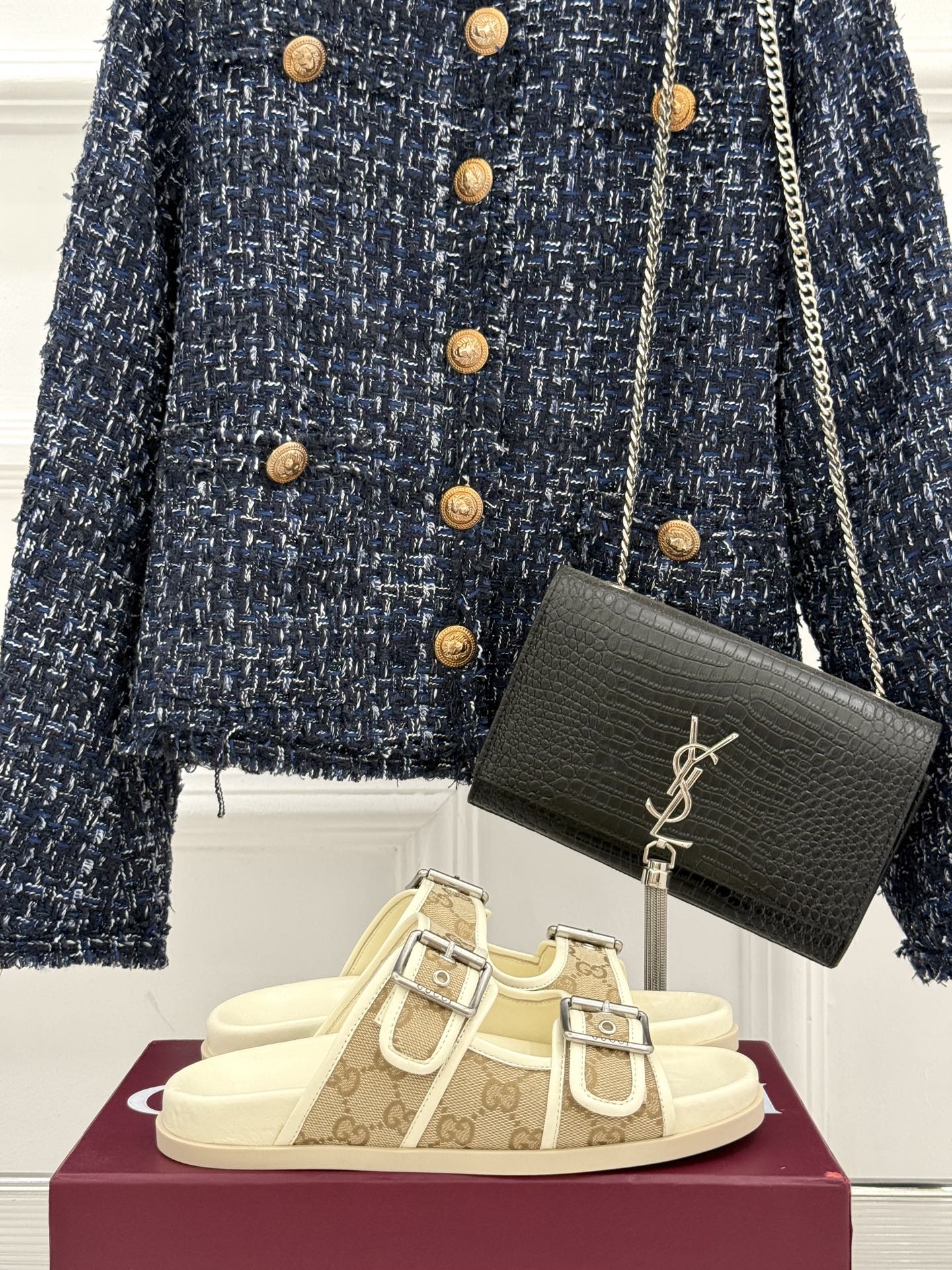 
Gucci/古驰经25WF春夏新品
双G扣沙滩魔术贴拖鞋
夏天必备懒人福音鞋 谁穿谁美！
很轻盈上脚意