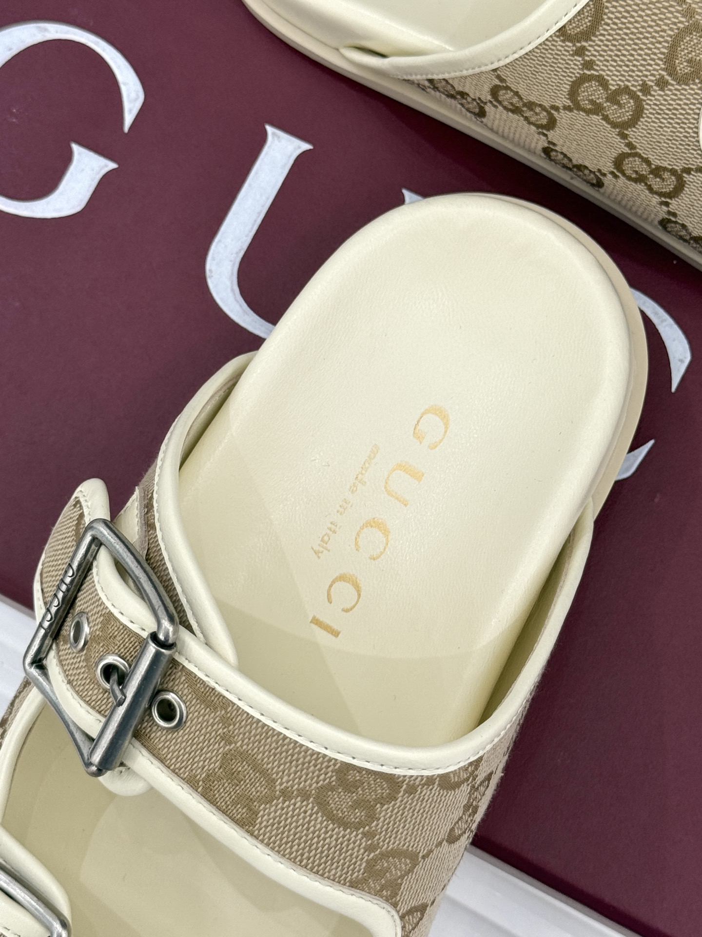 
Gucci/古驰经25WF春夏新品
双G扣沙滩魔术贴拖鞋
夏天必备懒人福音鞋 谁穿谁美！
很轻盈上脚意